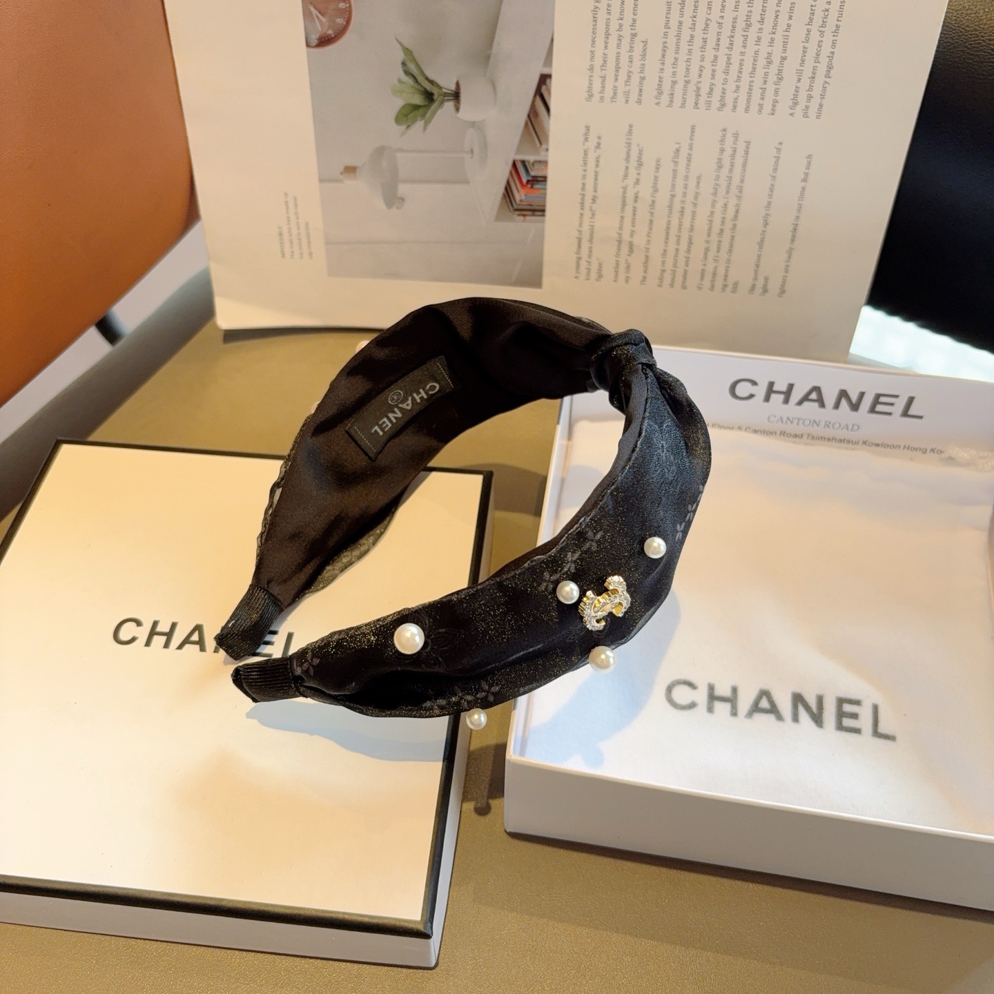 配包装 CHANEL（香奈儿）新款珍珠小香发箍，新品巨显脸小头箍，网红爆款推荐 搭配高端双Ｃlogo ，超精致时尚百搭！