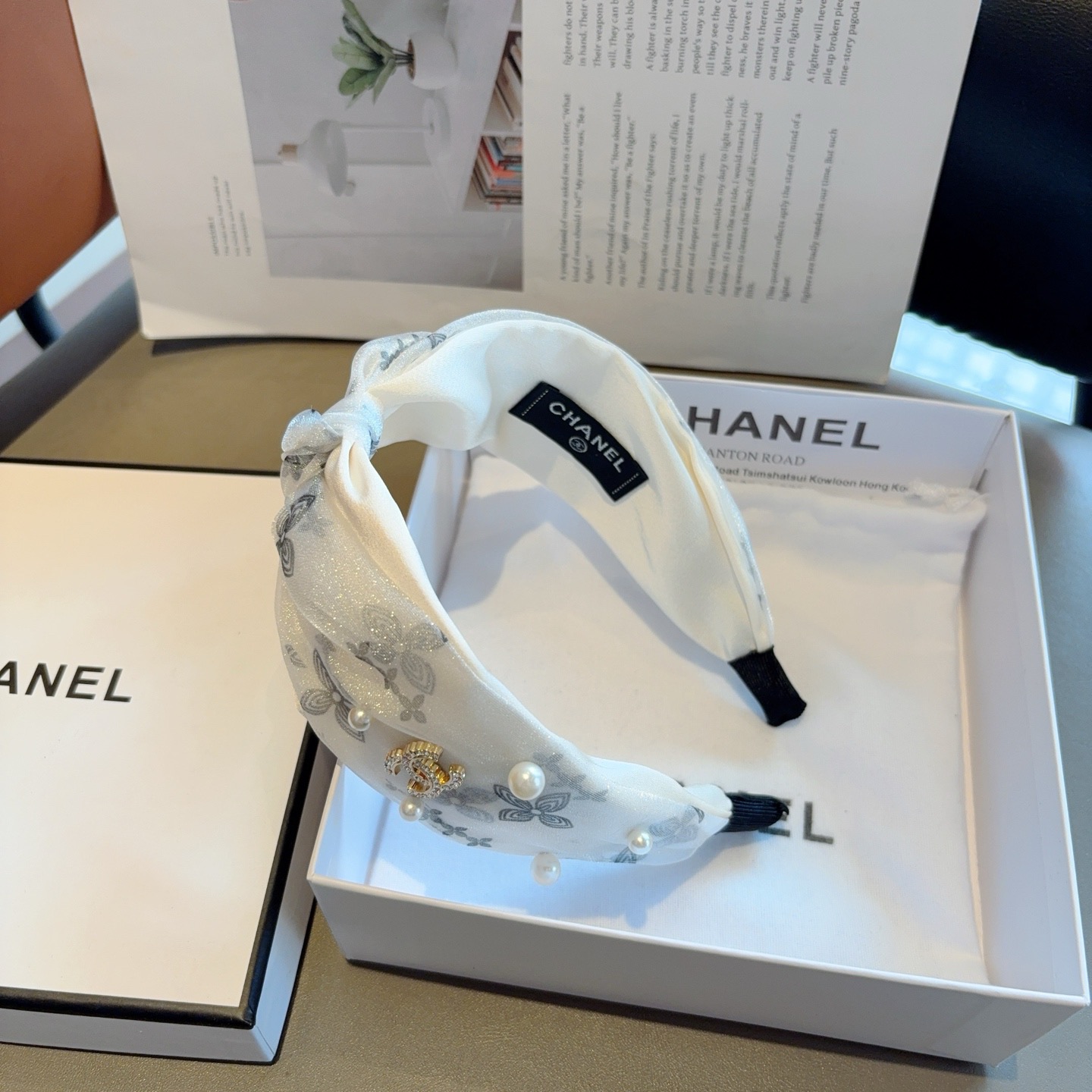 配包装 CHANEL（香奈儿）新款珍珠小香发箍，新品巨显脸小头箍，网红爆款推荐 搭配高端双Ｃlogo ，超精致时尚百搭！