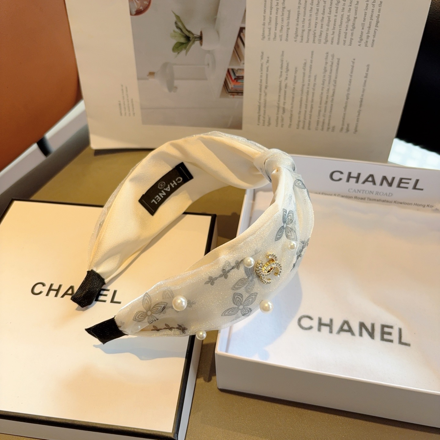 配包装 CHANEL（香奈儿）新款珍珠小香发箍，新品巨显脸小头箍，网红爆款推荐 搭配高端双Ｃlogo ，超精致时尚百搭！