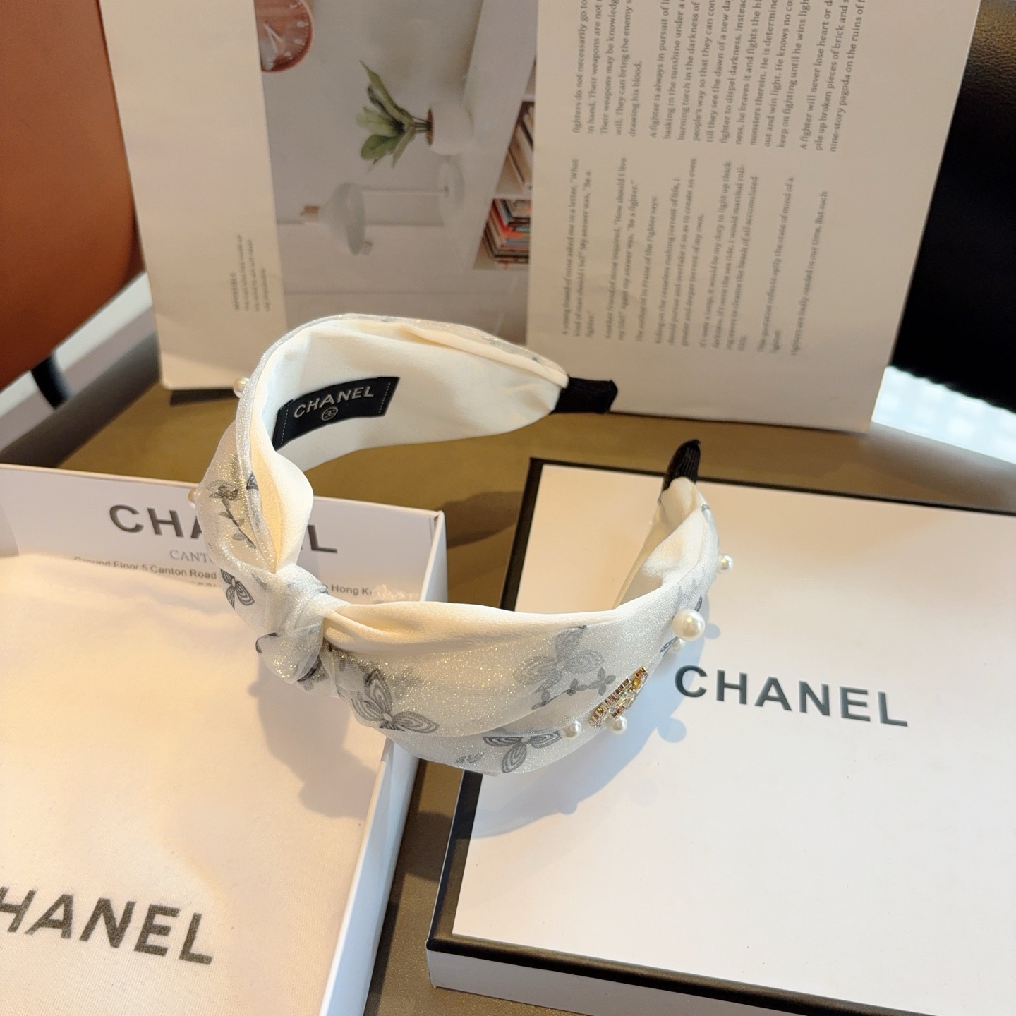 配包装 CHANEL（香奈儿）新款珍珠小香发箍，新品巨显脸小头箍，网红爆款推荐 搭配高端双Ｃlogo ，超精致时尚百搭！