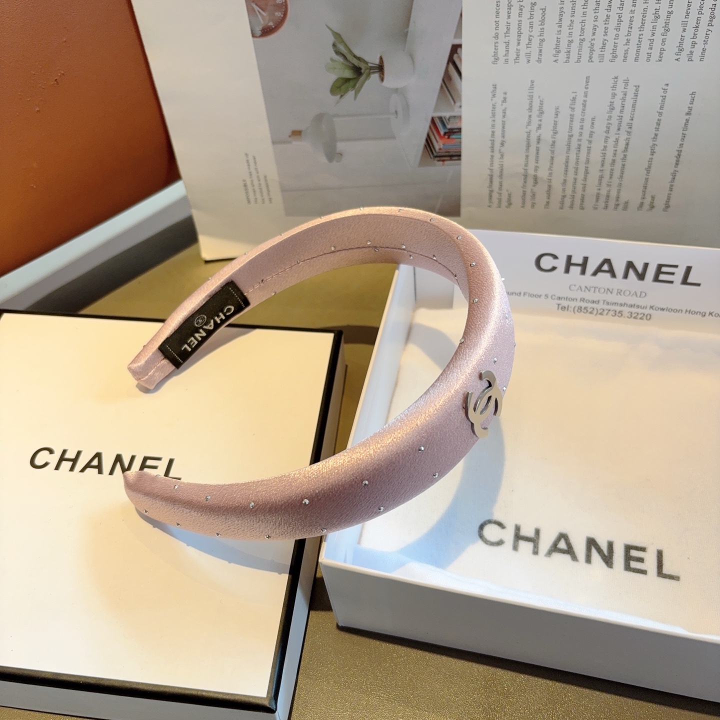 配包装 CHANEL（香奈儿）新款小香发箍，时尚巨显脸型头箍，网红爆款推荐 搭配高端双Ｃlogo ，超精致时尚百搭！