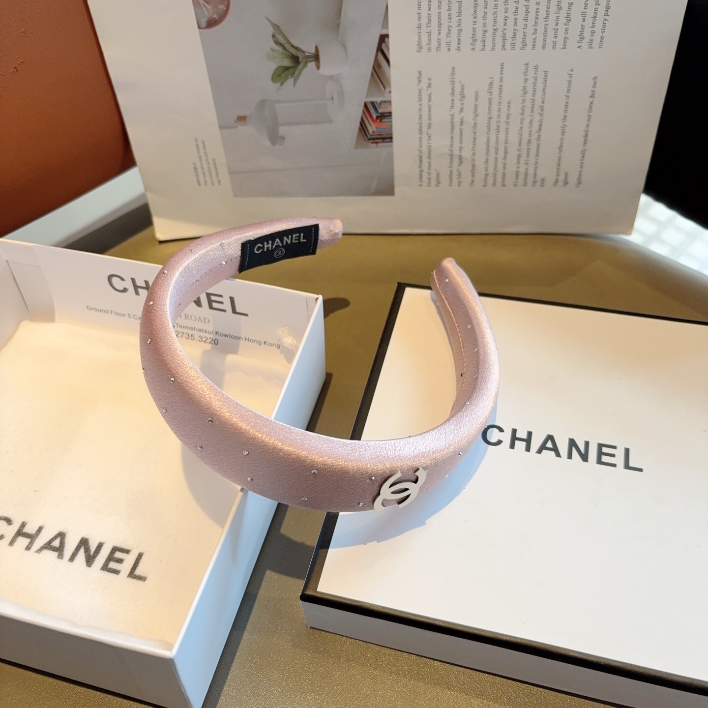 配包装 CHANEL（香奈儿）新款小香发箍，时尚巨显脸型头箍，网红爆款推荐 搭配高端双Ｃlogo ，超精致时尚百搭！