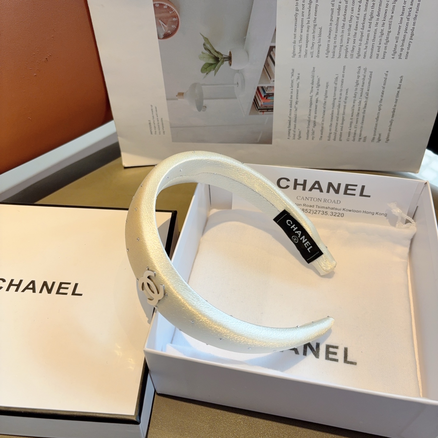 配包装 CHANEL（香奈儿）新款小香发箍，时尚巨显脸型头箍，网红爆款推荐 搭配高端双Ｃlogo ，超精致时尚百搭！