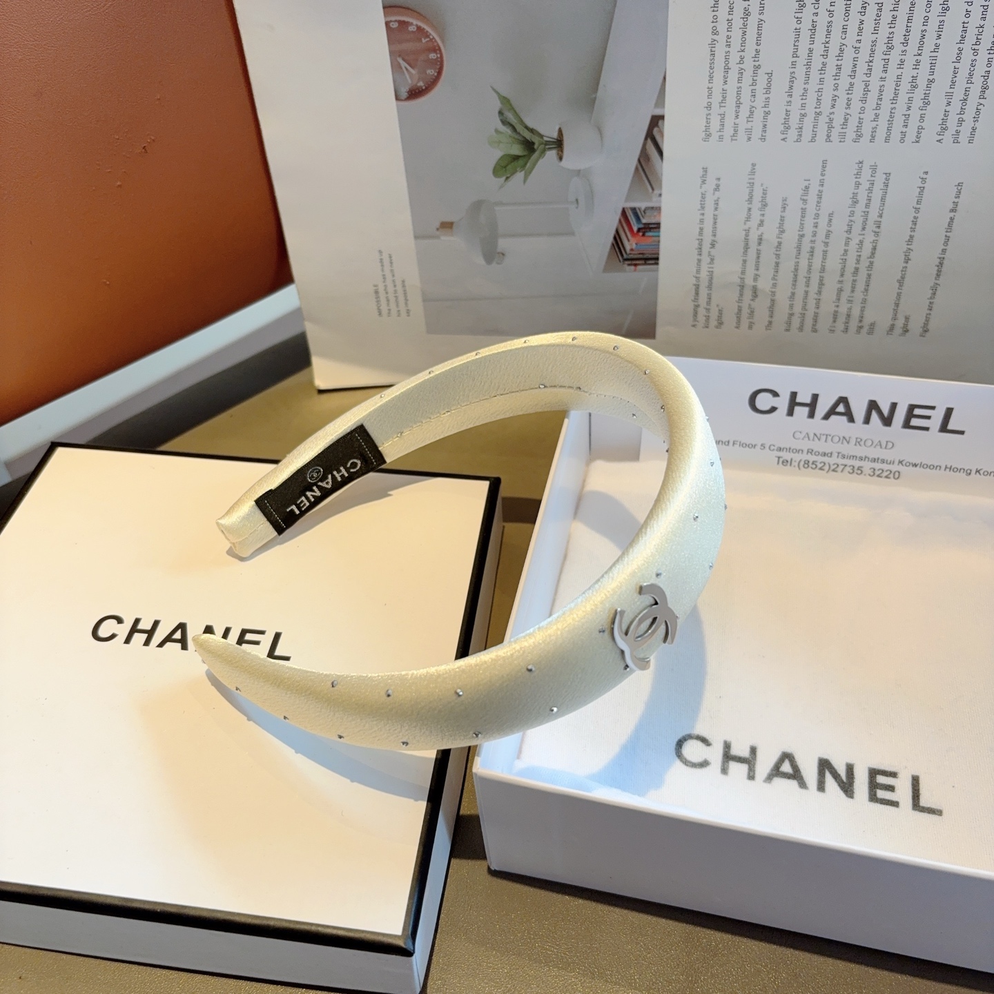 配包装 CHANEL（香奈儿）新款小香发箍，时尚巨显脸型头箍，网红爆款推荐 搭配高端双Ｃlogo ，超精致时尚百搭！