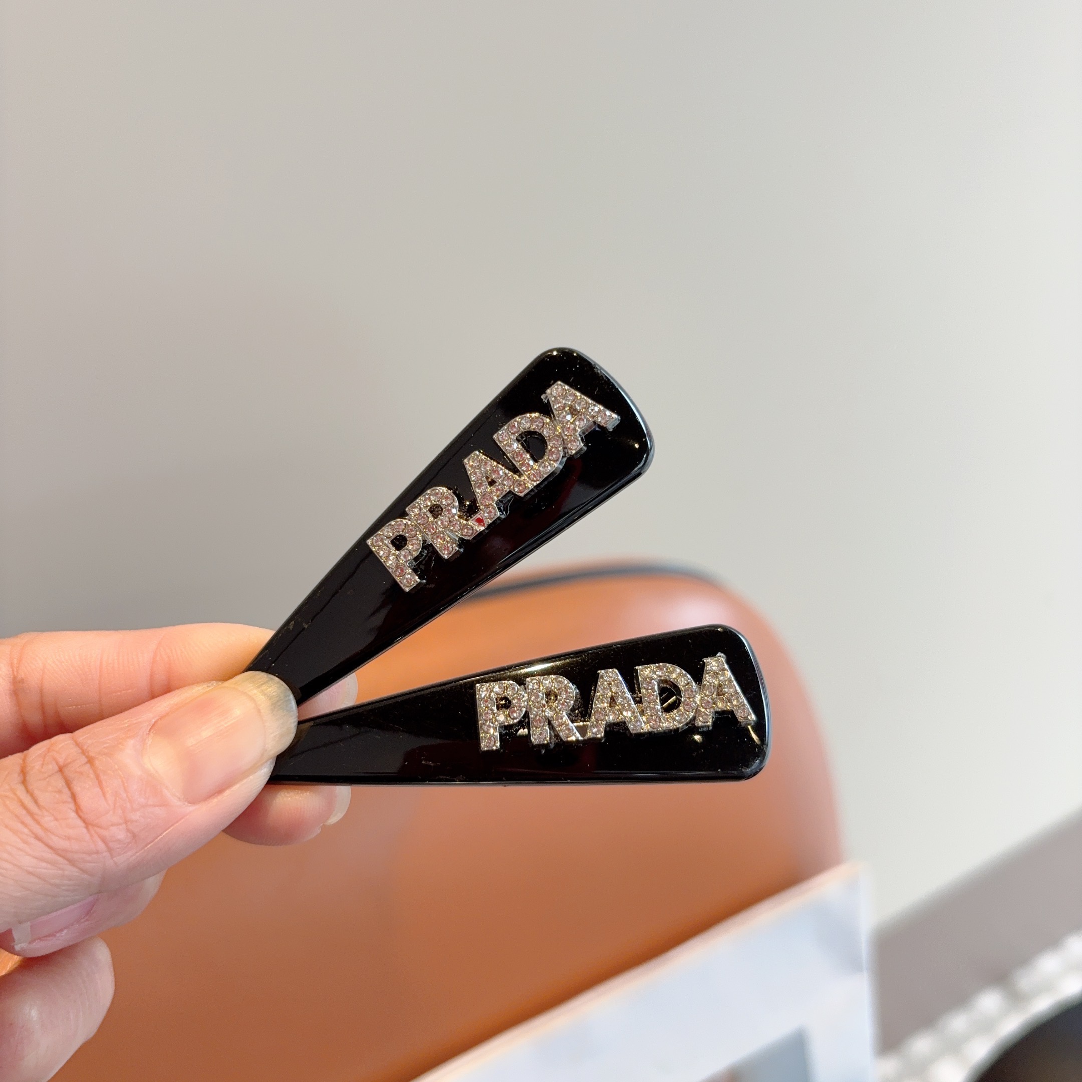 配包装 （一对） PRADA （普拉达） 高端新款发夹BB夹、经典字母logo边夹刘海夹发饰， 高级感日韩幻彩少女简约百
