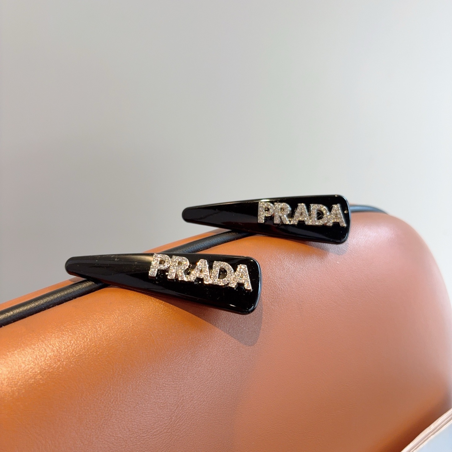 配包装 （一对） PRADA （普拉达） 高端新款发夹BB夹、经典字母logo边夹刘海夹发饰， 高级感日韩幻彩少女简约百