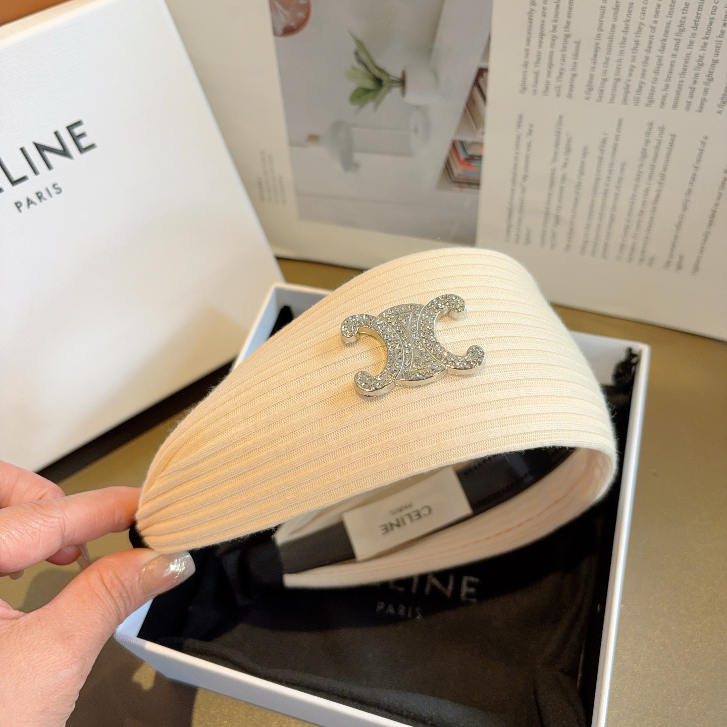 配包装 CELINE（赛琳）新品字母毛线宽版发箍，佩戴舒适无压力，造型搭配必备！时尚外出百搭款发饰！