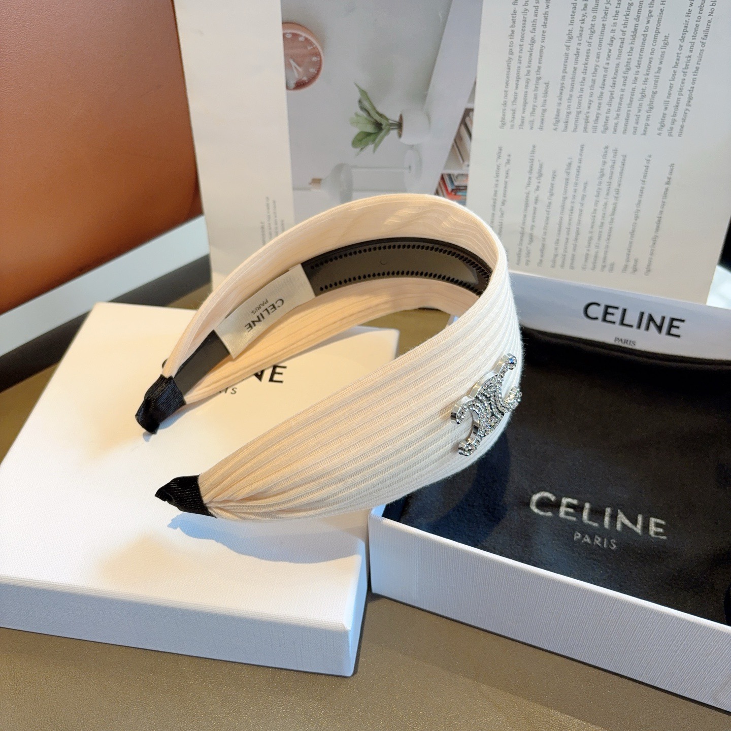 配包装 CELINE（赛琳）新品字母毛线宽版发箍，佩戴舒适无压力，造型搭配必备！时尚外出百搭款发饰！