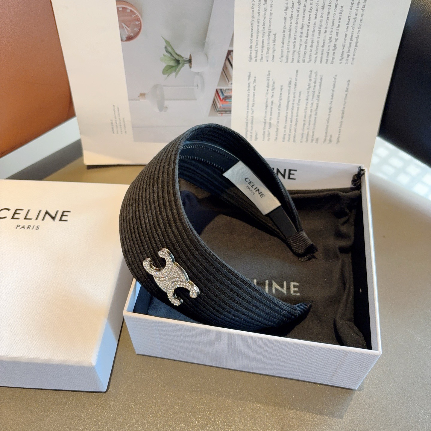 配包装 CELINE（赛琳）新品字母毛线宽版发箍，佩戴舒适无压力，造型搭配必备！时尚外出百搭款发饰！
