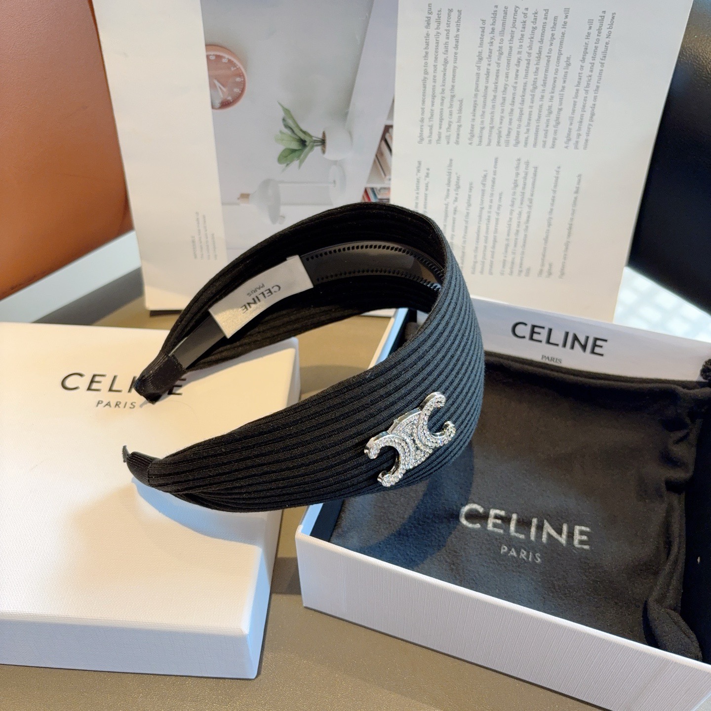 配包装 CELINE（赛琳）新品字母毛线宽版发箍，佩戴舒适无压力，造型搭配必备！时尚外出百搭款发饰！