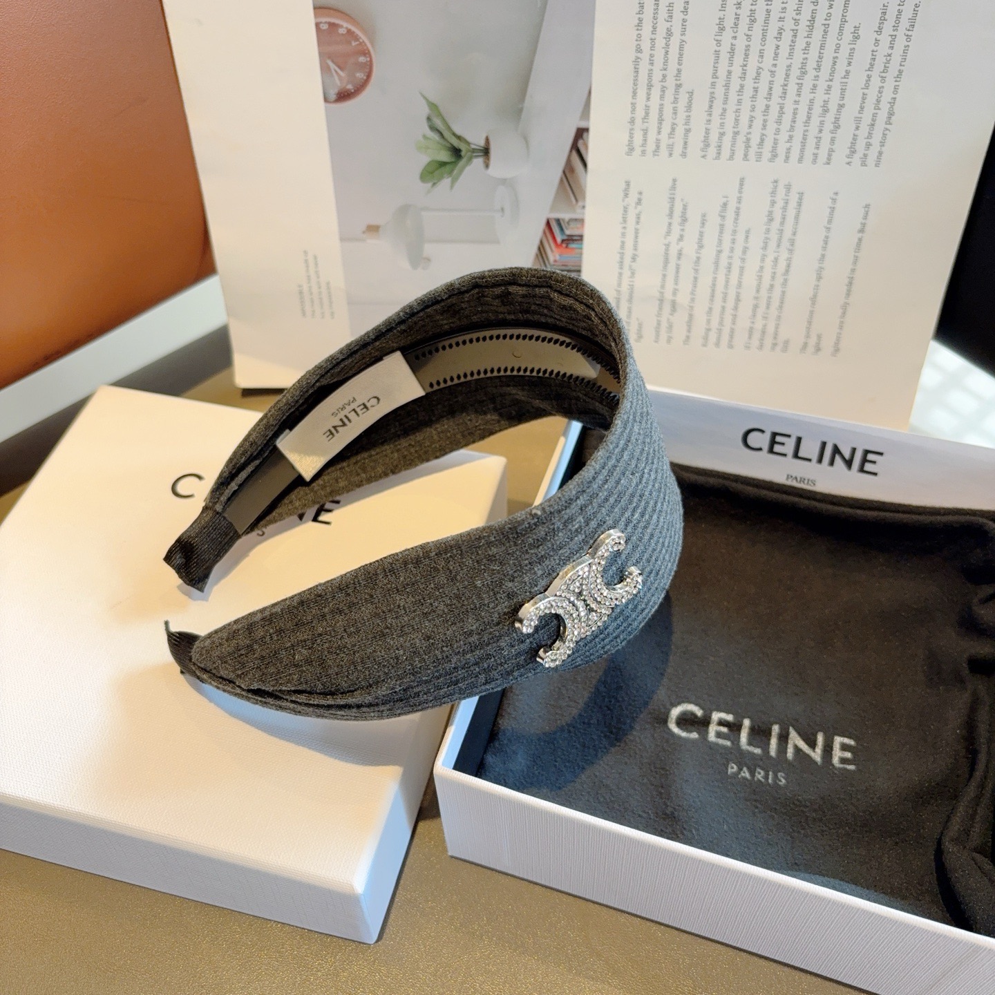 配包装 CELINE（赛琳）新品字母毛线宽版发箍，佩戴舒适无压力，造型搭配必备！时尚外出百搭款发饰！
