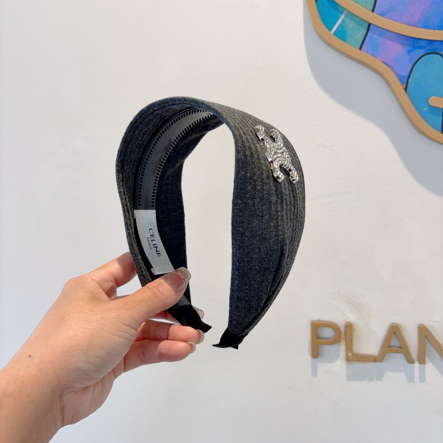 配包装 CELINE（赛琳）新品字母毛线宽版发箍，佩戴舒适无压力，造型搭配必备！时尚外出百搭款发饰！