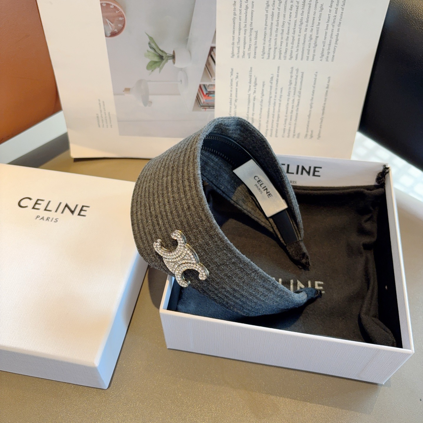 配包装 CELINE（赛琳）新品字母毛线宽版发箍，佩戴舒适无压力，造型搭配必备！时尚外出百搭款发饰！