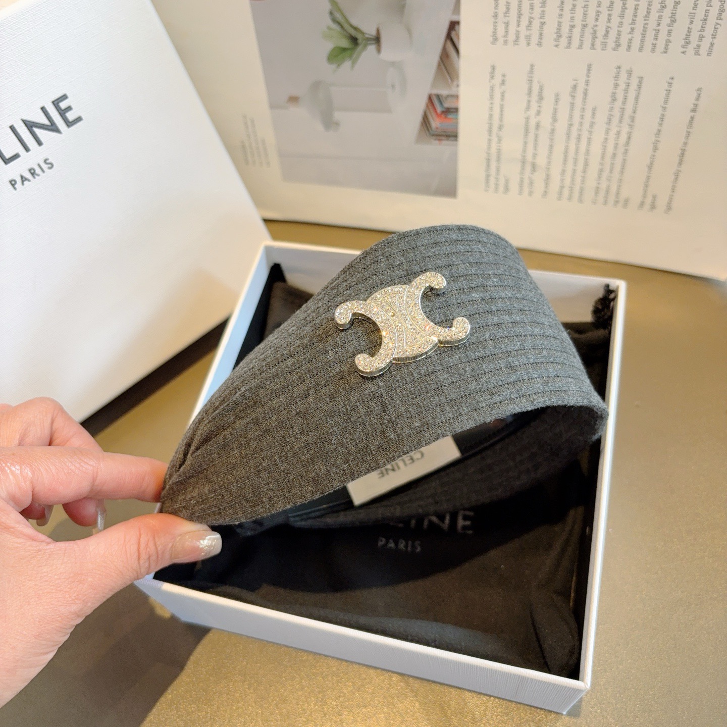配包装 CELINE（赛琳）新品字母毛线宽版发箍，佩戴舒适无压力，造型搭配必备！时尚外出百搭款发饰！