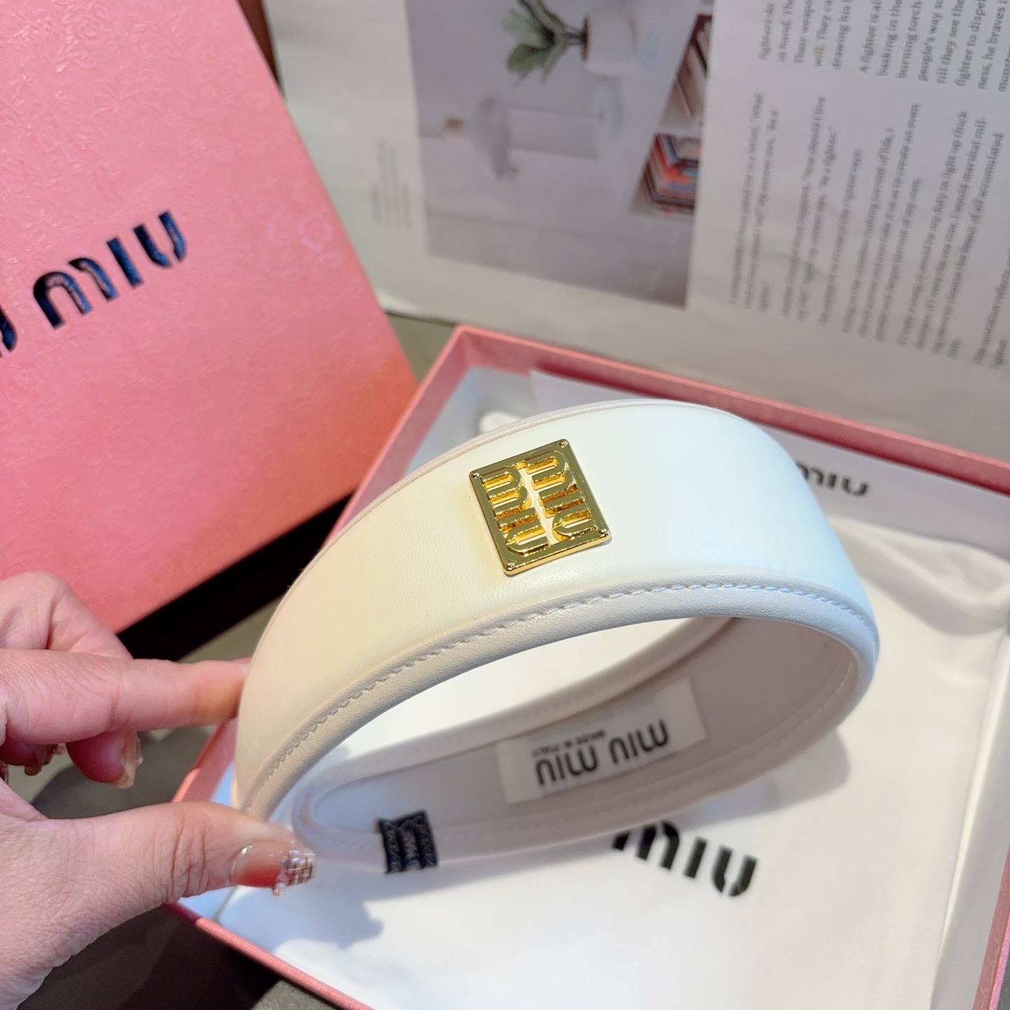 配包装 MIUMIU（缪缪）新款羊皮宽版手工制作发箍，韩版简约百搭头箍、潮女必备品，超级的高大上！