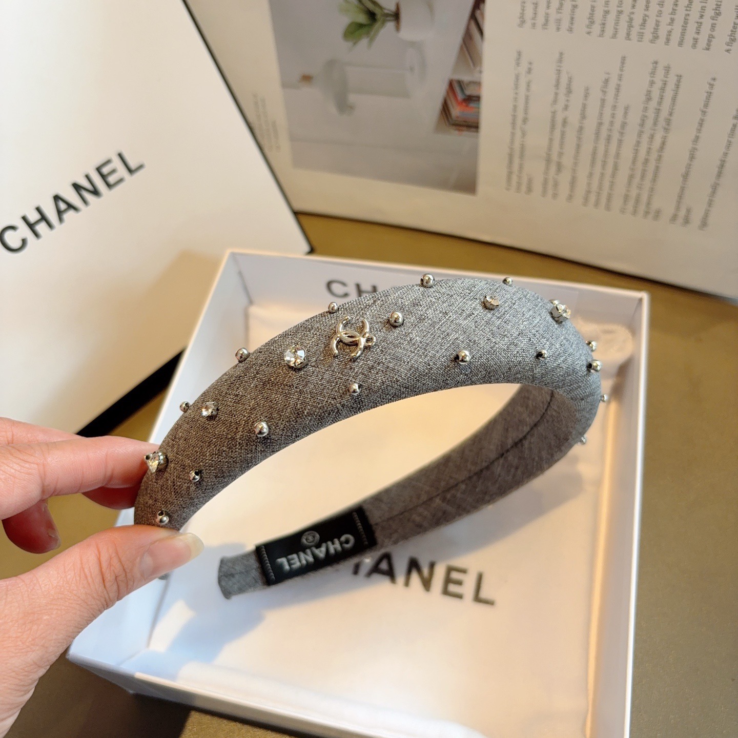 配包装 CHANEL(香奈儿)最新款小香带钻发箍,新品巨显脸小头箍,网红爆款推荐 搭配高端双Clogo ,超精致时尚百搭 配包装 CHANEL(香奈儿)最新款小香带钻发箍,新品巨显脸小头箍,网红爆款推荐 搭配高端双Clogo ,超精致时尚百搭