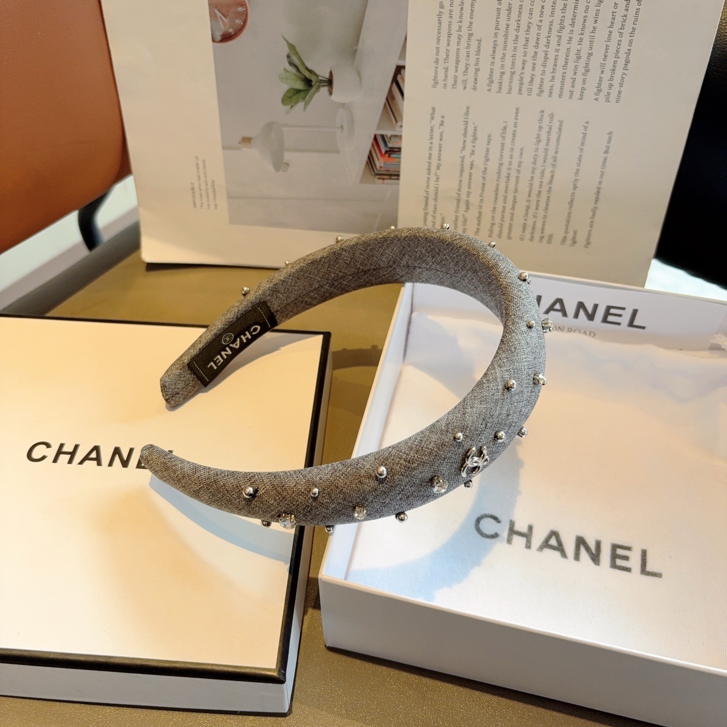 配包装 CHANEL(香奈儿)最新款小香带钻发箍,新品巨显脸小头箍,网红爆款推荐 搭配高端双Clogo ,超精致时尚百搭 配包装 CHANEL(香奈儿)最新款小香带钻发箍,新品巨显脸小头箍,网红爆款推荐 搭配高端双Clogo ,超精致时尚百搭