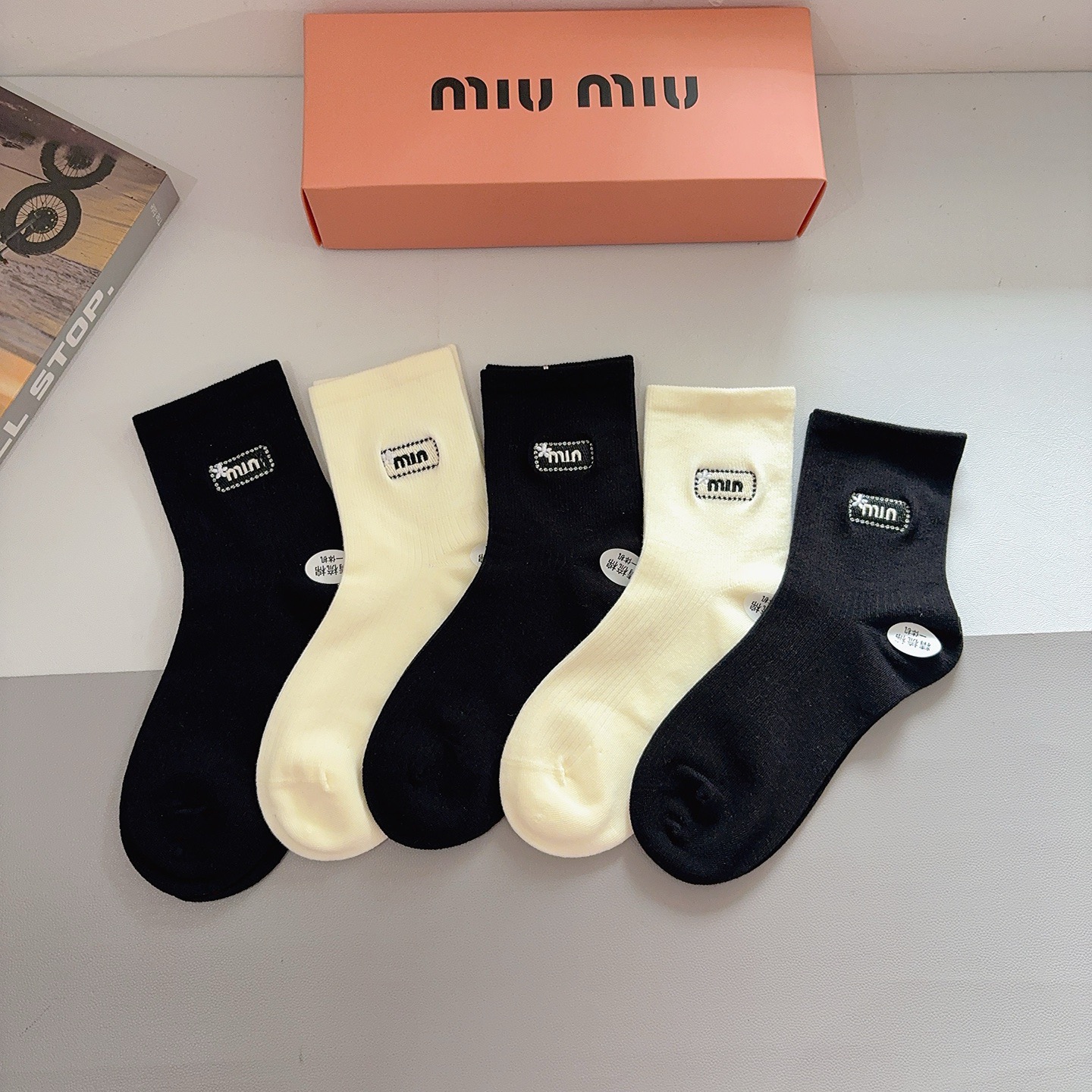 NO:766140,Comes with packaging [5 pairs in a box] miumiu · Miumiu high-quality embroidered mid-calf socks recommended by ins stars and internet celebrities, light, soft and breathable, suitable for all seasons, a must-have for European and American big-name street socks, stockings, socks, miumiu, socks19860909配包装【一盒5双】 miumiu · 缪缪 高品质刺绣中筒袜子ins明星网红推荐轻薄柔软透气,四季通用,欧美大牌街头必备 袜子,丝袜,袜子,miumiu,socks,accessory