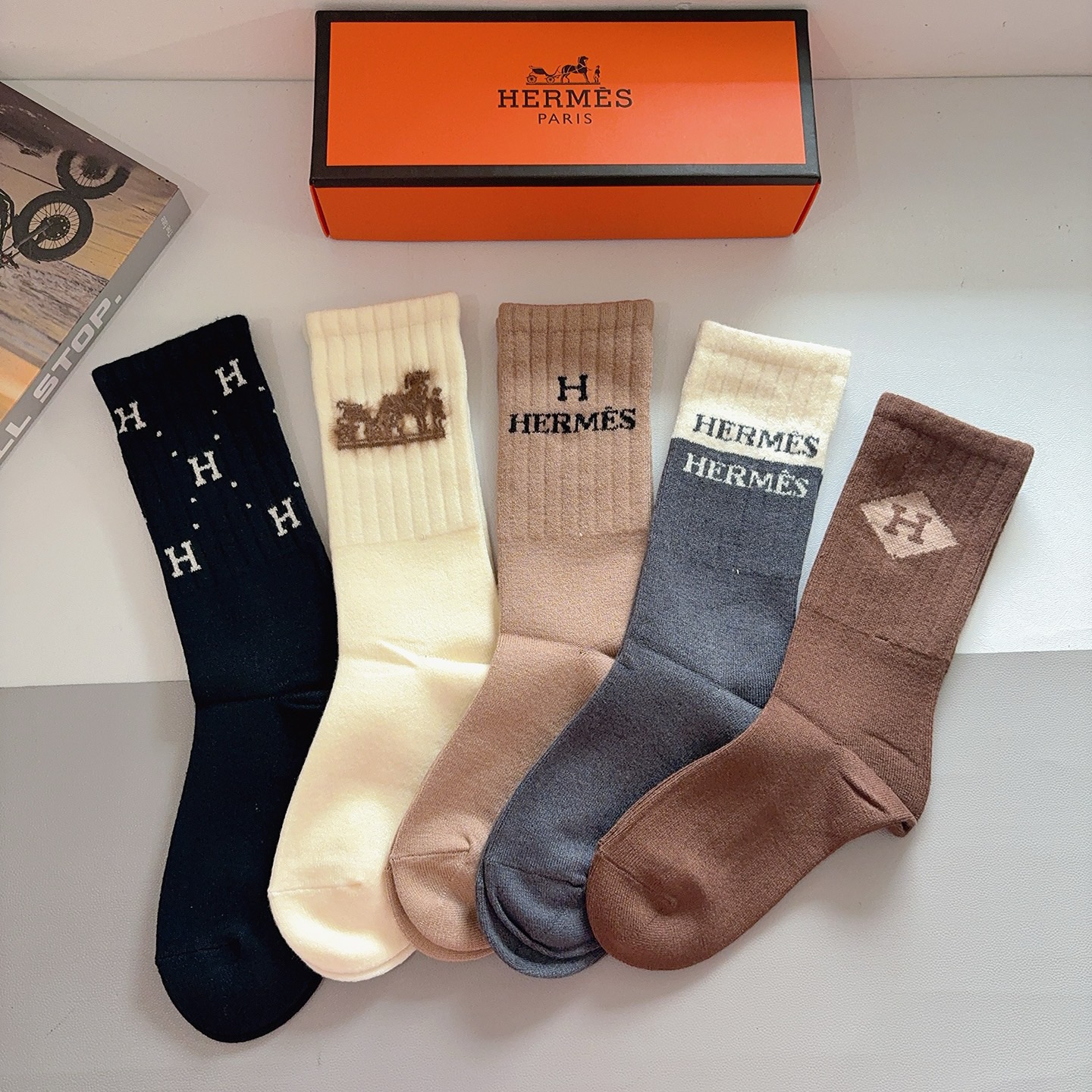 NO:766251,Comes with packaging (5 pairs in a box) HERMES Classic stockings, high-end rabbit velvet material, classic letter logo, a must-have for fashionistas, a must-have for fashionistas, super easy to match!  socks, stockings, socks, hermes, hermes, socks19860909配包装（一盒5双） HERMES 爱马仕经典长筒袜子、高版本兔绒材质 ,经典字母logo,大牌出街,潮人必备,超好搭！袜子,丝袜,袜子,hermes,hermes,socks,accessory