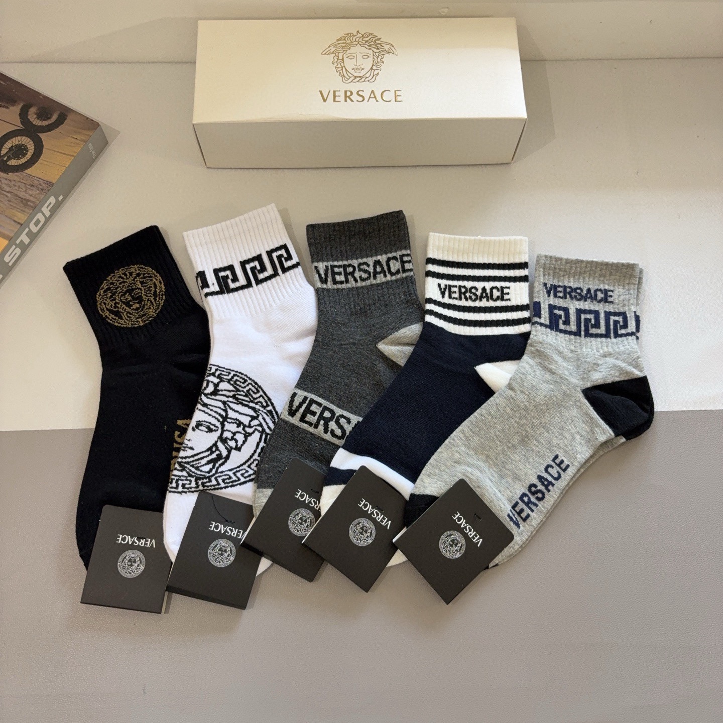 NO:766279,Comes with packaging [five pairs in one box] VERSACE Versace European and American big-name men's pure cotton socks, a must-have counter purchase for fashionistas, high-quality stockings, super versatile, highly recommended~~ socks, stockings, socks, versace, versace, socks19860909配包装【一盒五双】 VERSACE范思哲 欧美大牌男款纯棉中筒袜潮人必不能少的专柜代购品质长筒袜子 ,超级百搭款、推荐推荐推荐～～袜子,丝袜,袜子,versace,versace,socks,accessory