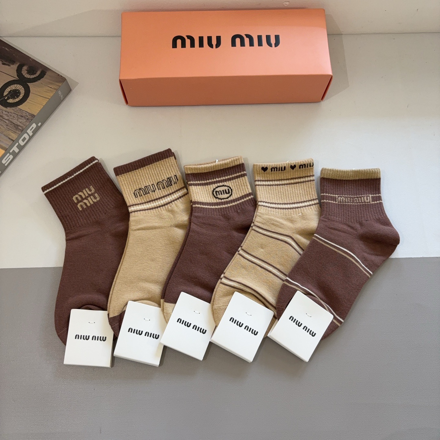NO:766259,Comes with packaging [5 pairs in a box] miumiu · Miumiu High-quality super popular mid-calf socks recommended by ins stars and internet celebrities. Made of pure cotton, light, soft and breathable, suitable for all seasons, a must-have for the streets of Europe and the United States. Socks, stockings, socks, miumiu, socks19860909配包装【一盒5双】 miumiu · 缪缪 高品质超级爆款网红中筒袜子ins明星网红推荐火爆至极纯棉材质,轻薄柔软透气,四季通用,欧美大牌街头必备 袜子,丝袜,袜子,miumiu,socks,accessory