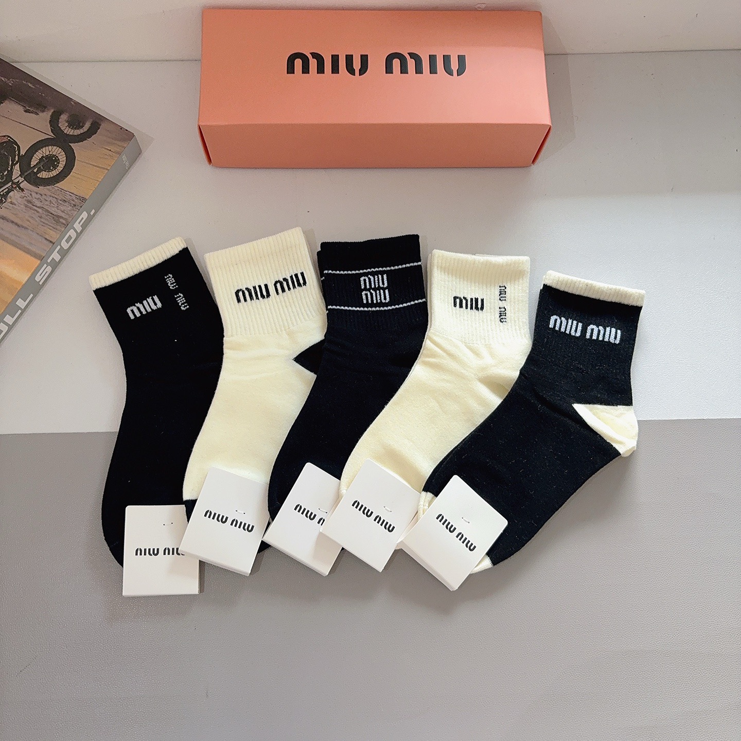 NO:766271,Comes with packaging [5 pairs in a box] miumiu · Miumiu High-quality super popular mid-calf socks recommended by ins stars and internet celebrities. Made of pure cotton, light, soft and breathable, suitable for all seasons, a must-have for the streets of Europe and the United States. Socks, stockings, socks, miumiu, socks19860909配包装【一盒5双】 miumiu · 缪缪 高品质超级爆款网红中筒袜子ins明星网红推荐火爆至极纯棉材质,轻薄柔软透气,四季通用,欧美大牌街头必备  袜子,丝袜,袜子,miumiu,socks,accessory
