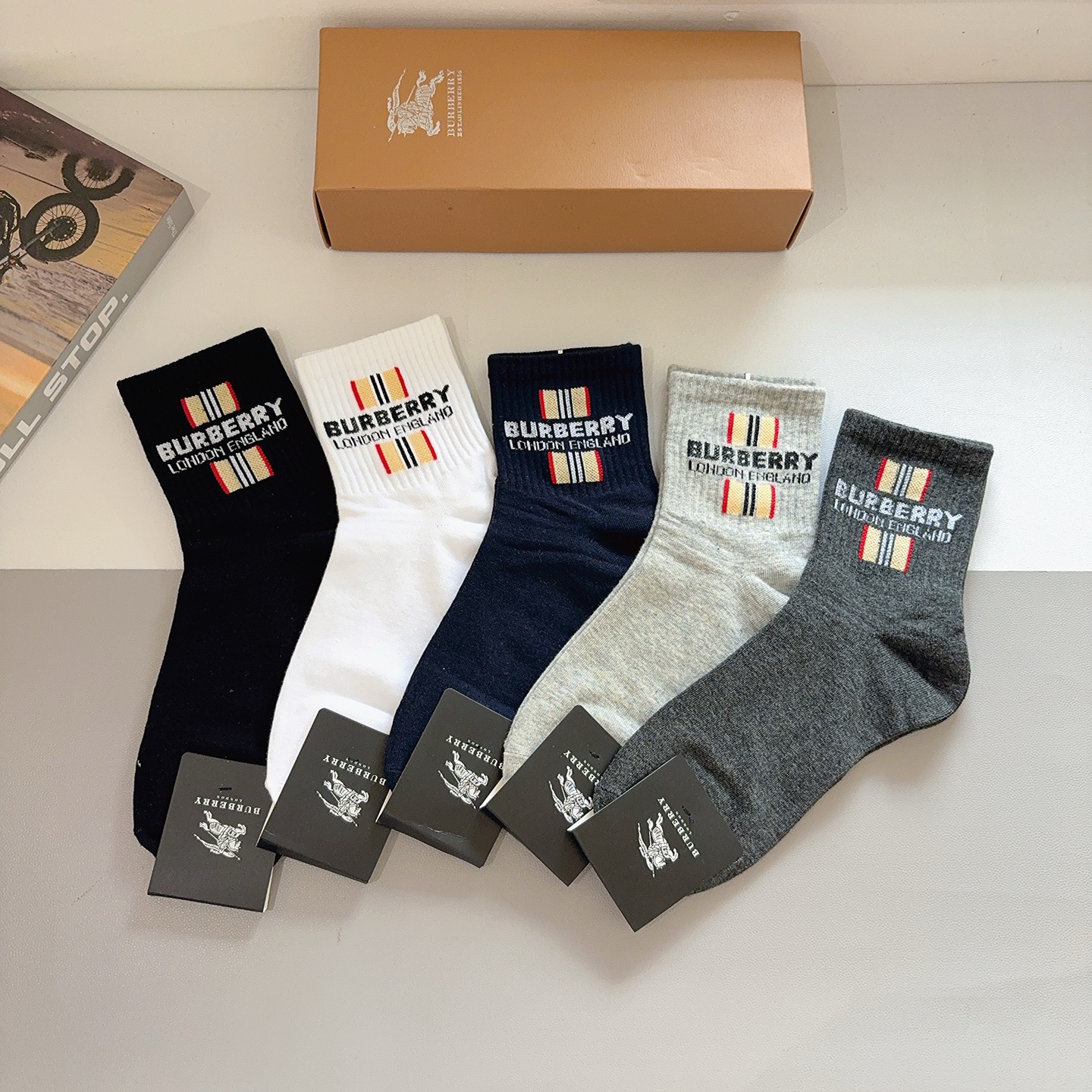 NO:766249,Comes with packaging (5 pairs in a box) Burberry Super popular men's mid-calf socks, pure cotton fabric, a must-have for fashionistas, personalized, fashionable and versatile!  You deserve it! Super soft material, comfortable and breathable!  socks, stockings, socks, burberry, burberry, socks19860909配包装（一盒5双） Burberry 巴宝莉 超火爆男款中筒袜子、纯棉面料,潮人必备款,个性时尚百搭款,！你值得拥有哦超柔软材质,舒适透气！袜子,丝袜,袜子,burberry,burberry,socks,accessory