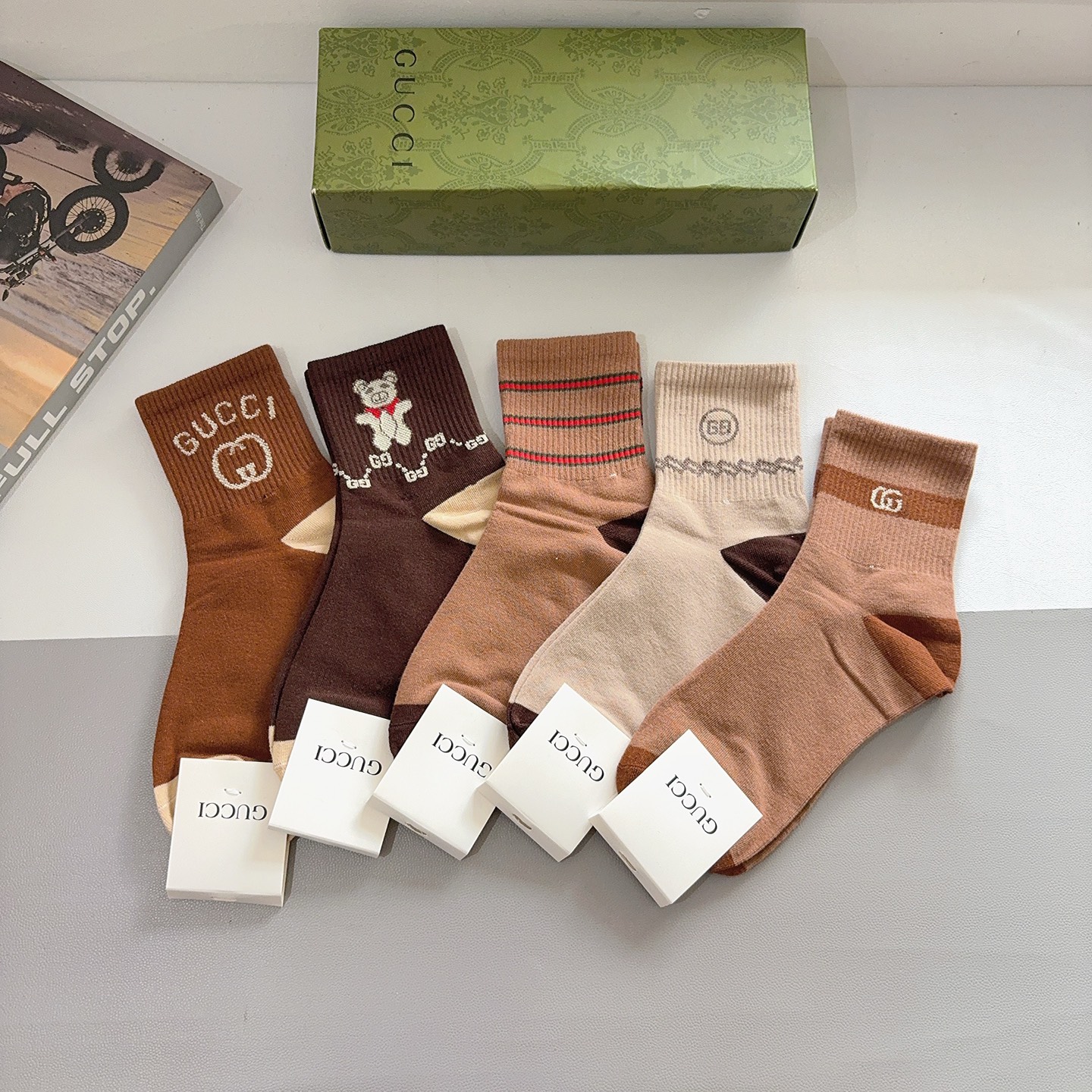 NO:766255,Comes with packaging (5 pairs in a box) GUCCI new mid-calf socks!  Pure cotton fabric, mid-calf socks for early autumn, big brands going out on the street, must-have socks for fashionistas, stockings, socks, gucci, socks19860909配包装（一盒5双） GUCCI 古奇 新款中筒袜子！纯棉面料,早秋款中筒袜子,大牌出街,潮人必备超好搭袜子,丝袜,袜子,gucci,socks,accessory