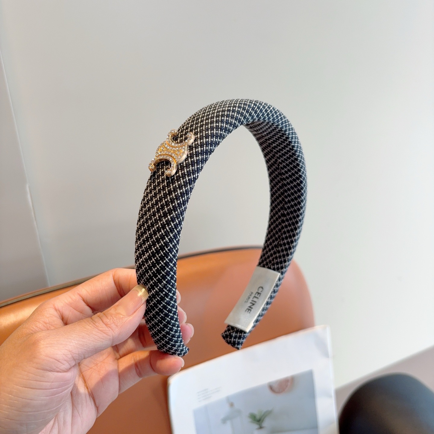 NO:853431,Comes with packaging CELINE (Celine) fashion internet celebrity new headband, summer wide-brimmed face-showing small headband, comfortable and stress-free to wear, high-end and very fashionable when going out. Hairpins, hairpins, celine, celine, hairpins19860909配包装 CELINE（赛琳）时尚网红新款发箍,夏天宽边显脸小头箍 佩戴舒适无压力,高级感外出非常时尚百搭发夹,发夹,celine,celine,hairpins,accessory
