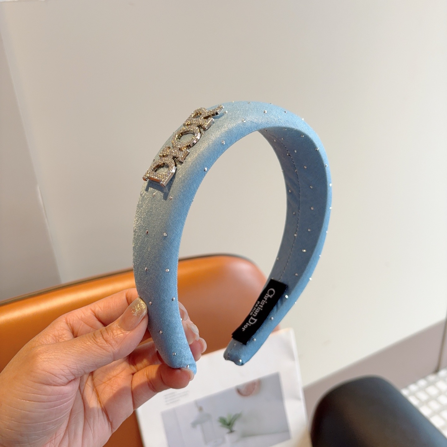 NO:941172,Comes with packaging Dior (Dior) new diamond-lettered headband, high-quality headband to let your charm bloom. Fresh and ladylike style makes fashion easier. Hairpins, hairpins, dior, dior, hairpins19860909配包装 Dior（迪奥）新款满钻字母发箍,高品质头箍 让你的魅力绽放 清新淑女范让时尚更简单.发夹,发夹,dior,dior,hairpins,accessory