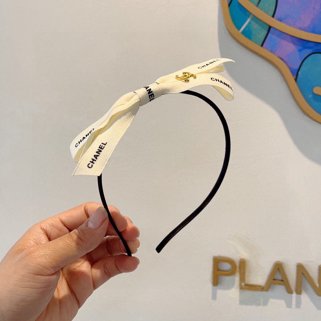 NO:941143,Comes with packaging CHANEL (Chanel) latest small fragrance headband, new large face-showing small headband, recommended by Internet celebrities. Paired with high-end double Clogo, super exquisite, fashionable and versatile!  hairpins,hairpins,chanel,chanel,hairpins19860909配包装 CHANEL（香奈儿）最新款小香发箍,新品巨显脸小头箍,网红爆款推荐 搭配高端双Ｃlogo ,超精致时尚百搭！发夹,发夹,chanel,chanel,hairpins,accessory