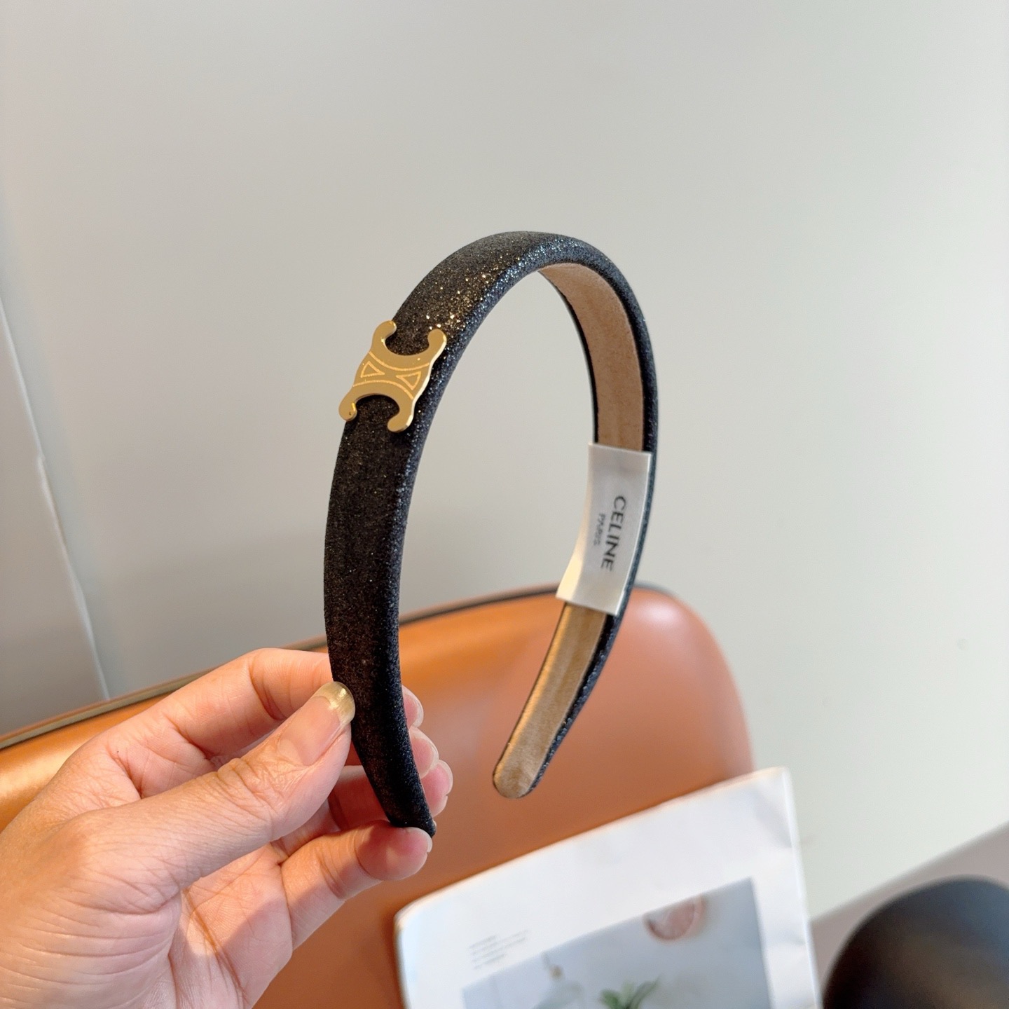 NO:941159,Comes with packaging CELINE (Celine) fashion internet celebrity new headband, summer wide-brimmed face-showing small headband, comfortable and stress-free to wear, high-end and very fashionable when going out. Hairpins, hairpins, celine, celine, hairpins19860909配包装 CELINE（赛琳）时尚网红新款发箍,夏天宽边显脸小头箍 佩戴舒适无压力,高级感外出非常时尚百搭发夹,发夹,celine,celine,hairpins,accessory