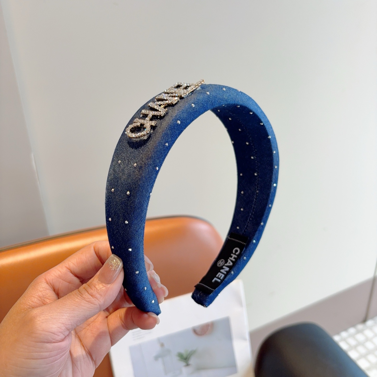 NO:941173,Comes with packaging CHANEL (Chanel) high-end new denim color full diamond headband, fashionable headband, the latest style of Internet celebrity is fashionable and versatile, a must-have for goddesses, multiple colors available!  hairpins,hairpins,chanel,chanel,hairpins19860909配包装 CHANEL（香奈儿） 高端新款牛仔布色满钻发箍,时尚头箍,网红最新款来袭时尚百搭,女神必入、多色可选！发夹,发夹,chanel,chanel,hairpins,accessory