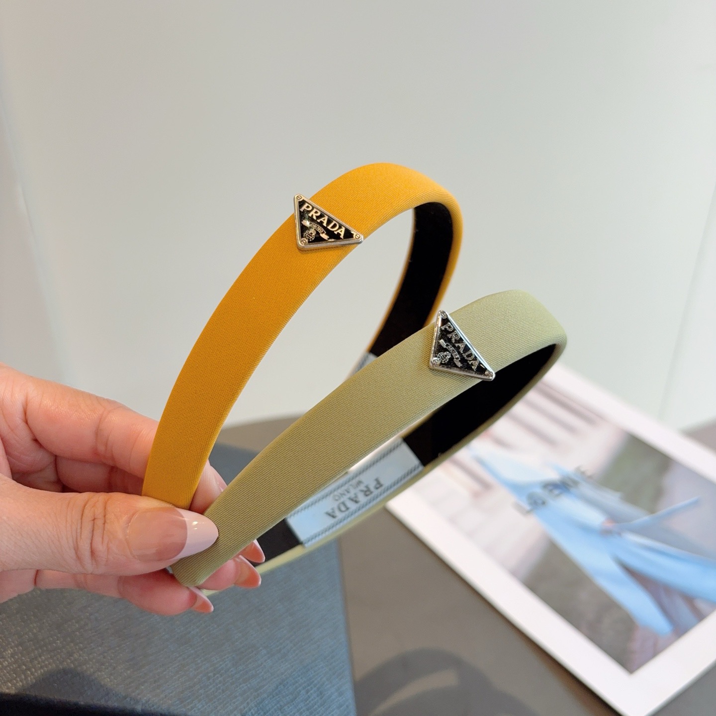 NO:941187,Comes with packaging PRADA (Prada) new trendy hairband. A must-have item for the temperament goddess. Very versatile, fashionable and trendy, wearing it will make you look classy. Hairpins, hairpins, prada, prada, hairpins19860909配包装 PRADA（普拉达） 新款潮流发箍.气质女神必备单品.非常百搭,时尚潮流, 戴上它满满的高大上.发夹,发夹,prada,prada,hairpins,accessory