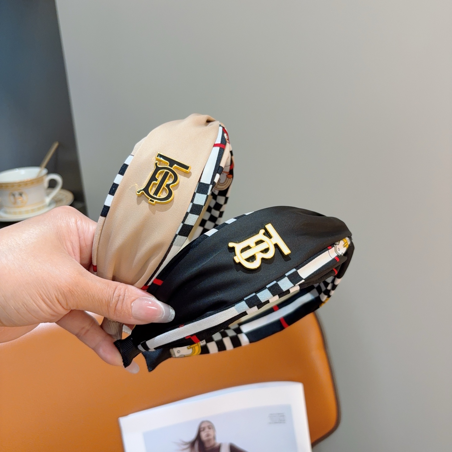 NO:853407,Comes with packaging. BURBERRY's new high-version cross headband, fabric supplied by customer. All details are shot in real time!  Very attractive and versatile, suitable for various occasions!  hairpins,hairpins,burberry,burberry,hairpins19860909配包装 巴宝莉BURBERRY 新款高版本交叉款发箍,客供面料 细节全部实拍！非常耐看又百搭、适合各种场合搭配！发夹,发夹,burberry,burberry,hairpins,accessory