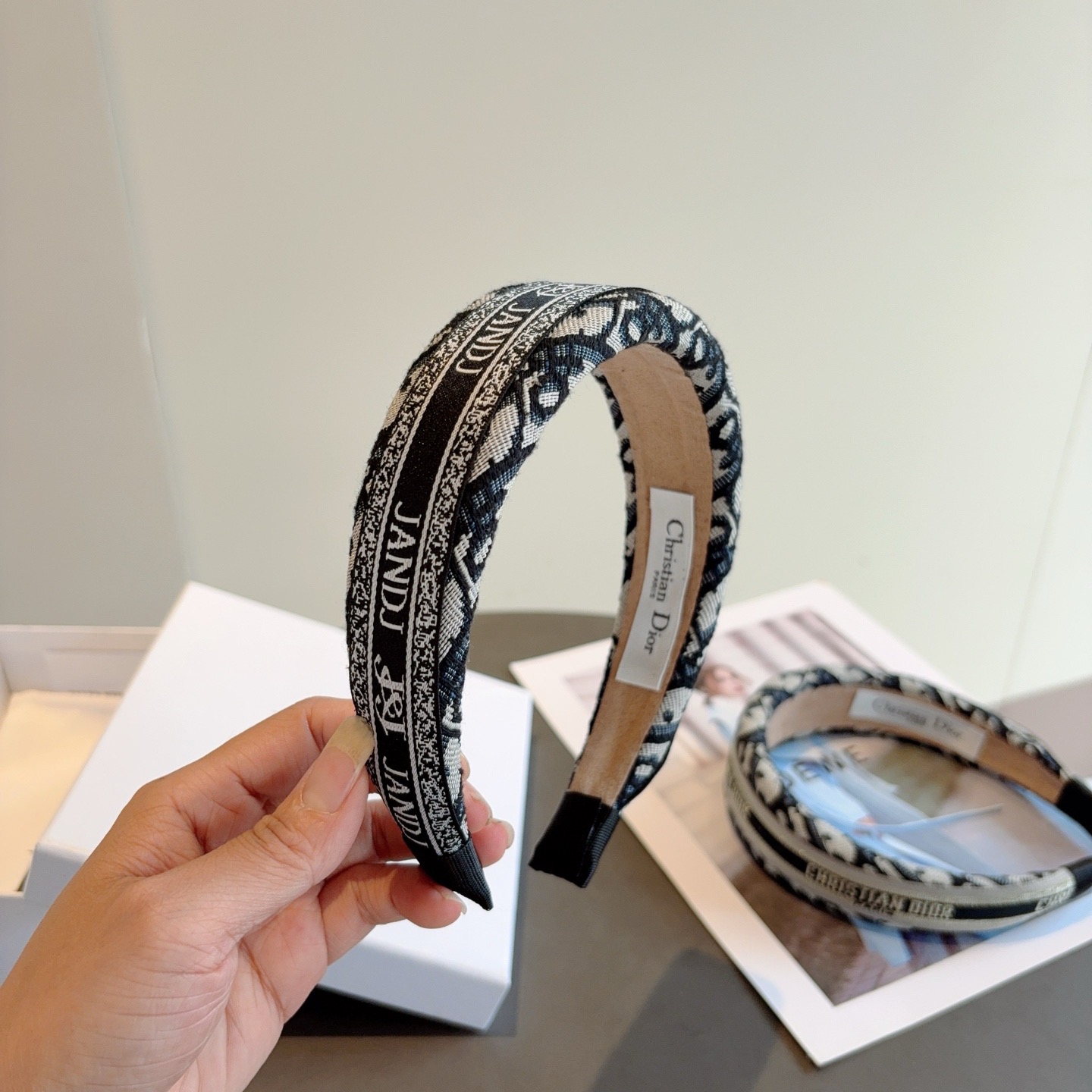 NO:895216,Comes with packaging Dior (Dior) classic new D letter headband, counter quality, let your charm bloom, fresh ladylike style makes fashion easier. Hairpins, hairpins, dior, dior, hairpins19860909配包装 Dior（迪奥） 经典新款D字母发箍,专柜品质 让你的魅力绽放 清新淑女范让时尚更简单.发夹,发夹,dior,dior,hairpins,accessory