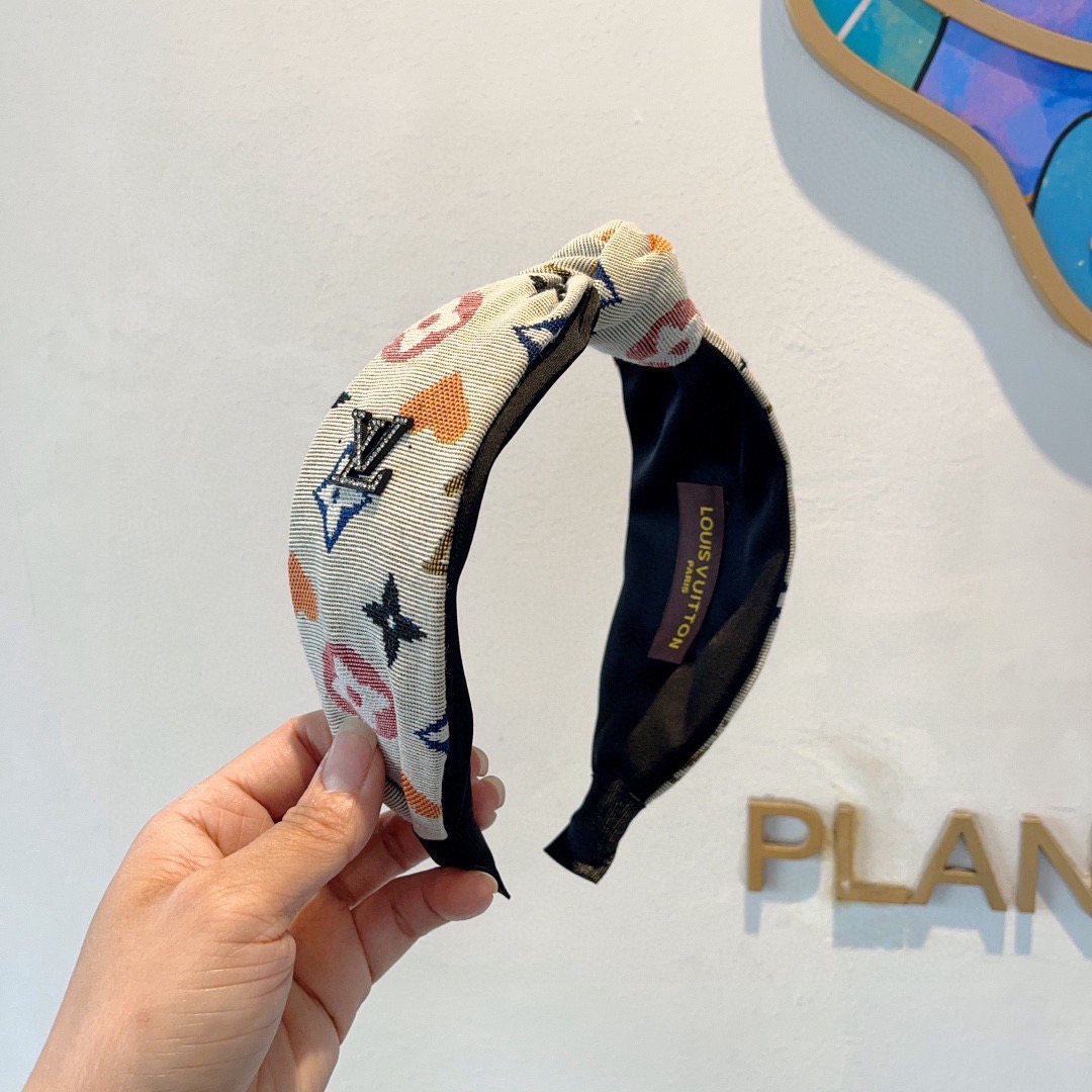 NO:895222,Comes with packaging LV Louis Vuitton's hot new wide version headbands, fashionable headbands, the latest styles coming to the counter, fashionable and versatile, a must-have for goddesses!  hairpins,hairpins,louis vuitton,louis vuitton,hairpins19860909配包装 LV 路易威登 火爆新款宽版发箍,时尚头箍,专柜最最新款来袭时尚百搭,女神必入 ！发夹,发夹,louis vuitton,louis vuitton,hairpins,accessory