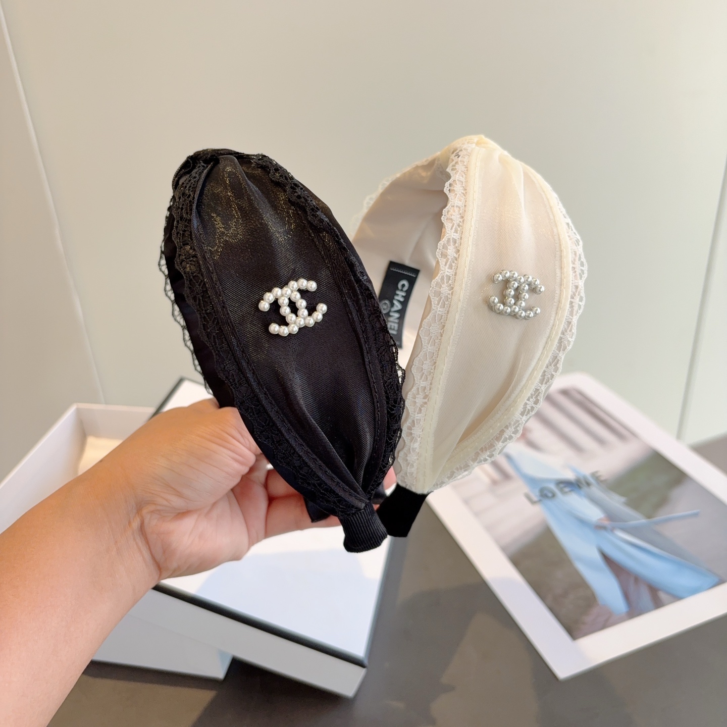 NO:895227,Comes with packaging CHANEL (Chanel) latest Xiaoxiang high skull wide version of the headband, retro headband, Internet celebrity hot recommendation with high-end materials, ultra-exquisite, fashionable and versatile. Hairpins, hairpins, chanel, chanel, hairpins19860909配包装 CHANEL（香奈儿）最新款小香高颅顶宽版发箍,复古头箍,网红爆款推荐 搭配高端材质,超精致,时尚百搭.发夹,发夹,chanel,chanel,hairpins,accessory