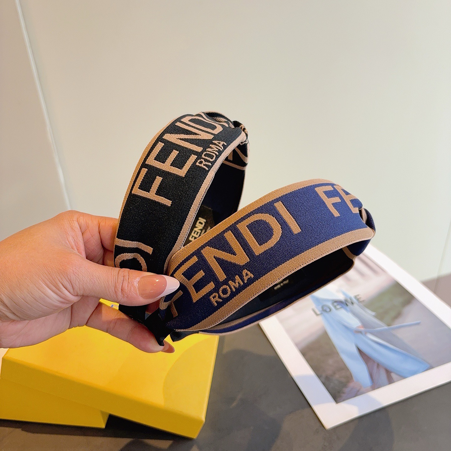 NO:895199,Comes with packaging FENDI Fendi classic new double F headband, retro headband, simple and versatile, a must-have for trendy women, super classy!  hairpins,hairpins,fendi,fendi,hairpins19860909配包装 FENDI 芬迪 经典新款双F发箍,复古头箍,简约百搭,潮女必备品,超级的高大上！发夹,发夹,fendi,fendi,hairpins,accessory