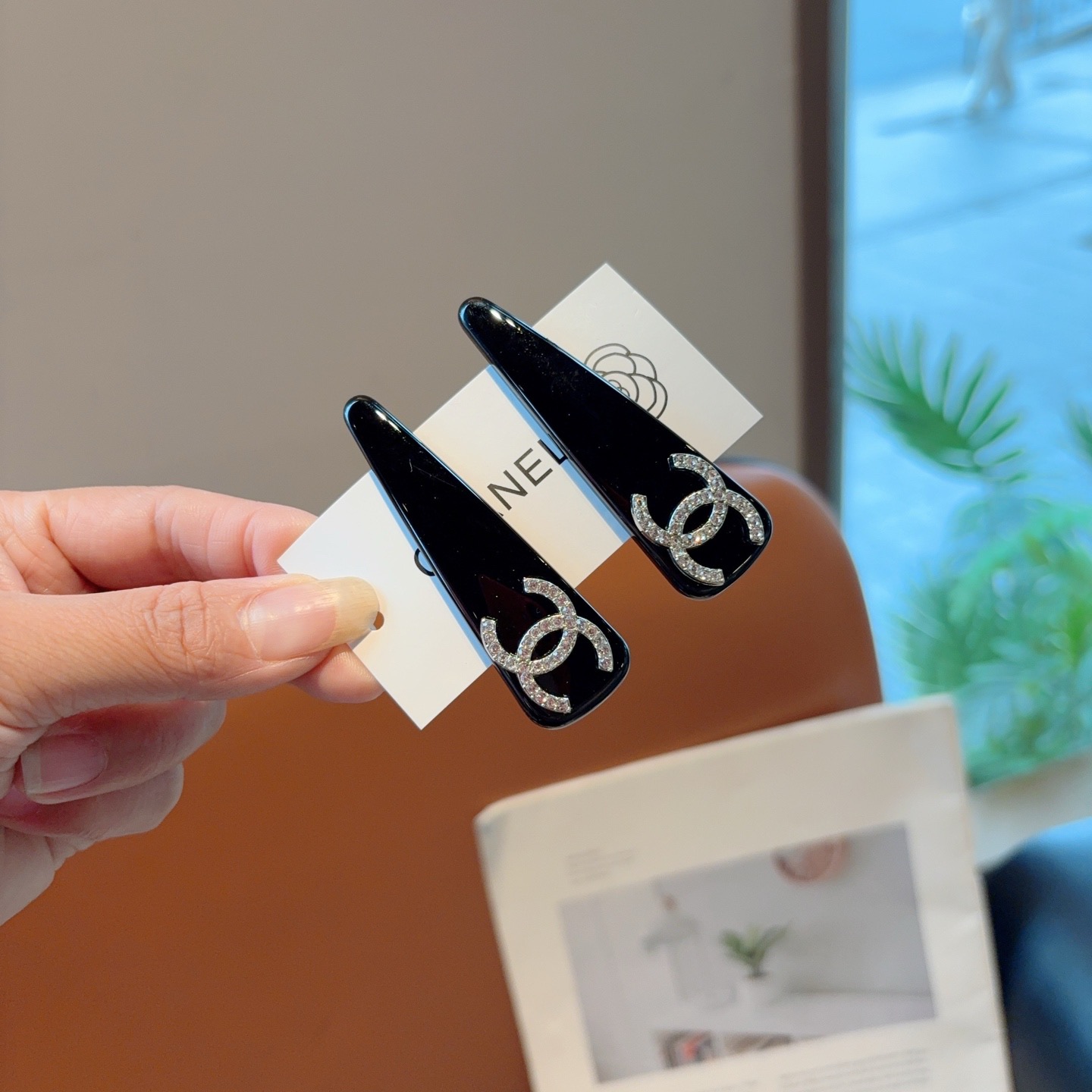 NO:895217,Comes with packaging (one pair) CHANEL (Chanel) high-end new hairpin BB clip, classic letter logo side clip bangs clip hair accessories, high-end Japanese and Korean fantasy girl's simple and versatile style!  hairpins,hairpins,chanel,chanel,hairpins19860909配包装（一对） CHANEL（香奈儿） 高端新款发夹BB夹、经典字母logo边夹刘海夹发饰, 高级感日韩幻彩少女简约百搭款！发夹,发夹,chanel,chanel,hairpins,accessory