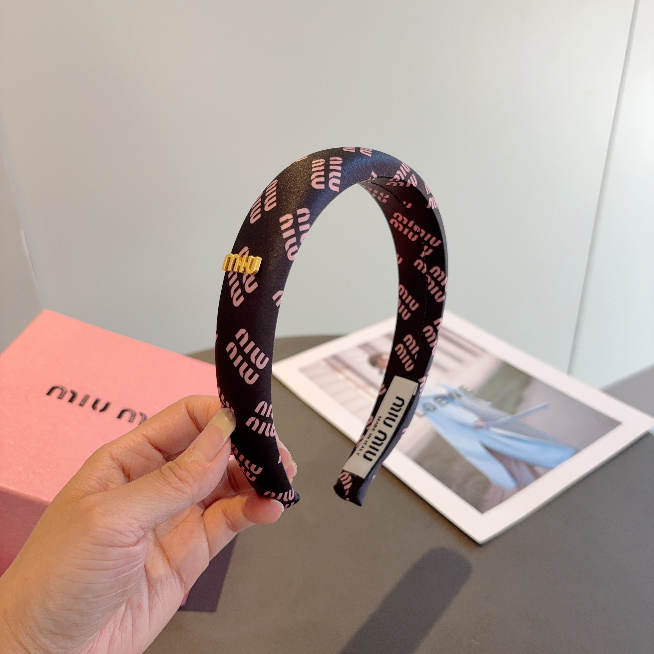 NO:895229,Comes with packaging miumiu new Korean style satin letter headband, all details are shot real!  The special rhinestone fabric is very textured, classic and timeless. Hairpins, hairpins, miumiu, hairpins19860909配包装 miumiu 缪缪 新款韩版缎面字母发箍,细节全部实拍！水钻特制面料非常显质感、经典而又永不过时发夹,发夹,miumiu,hairpins,accessory
