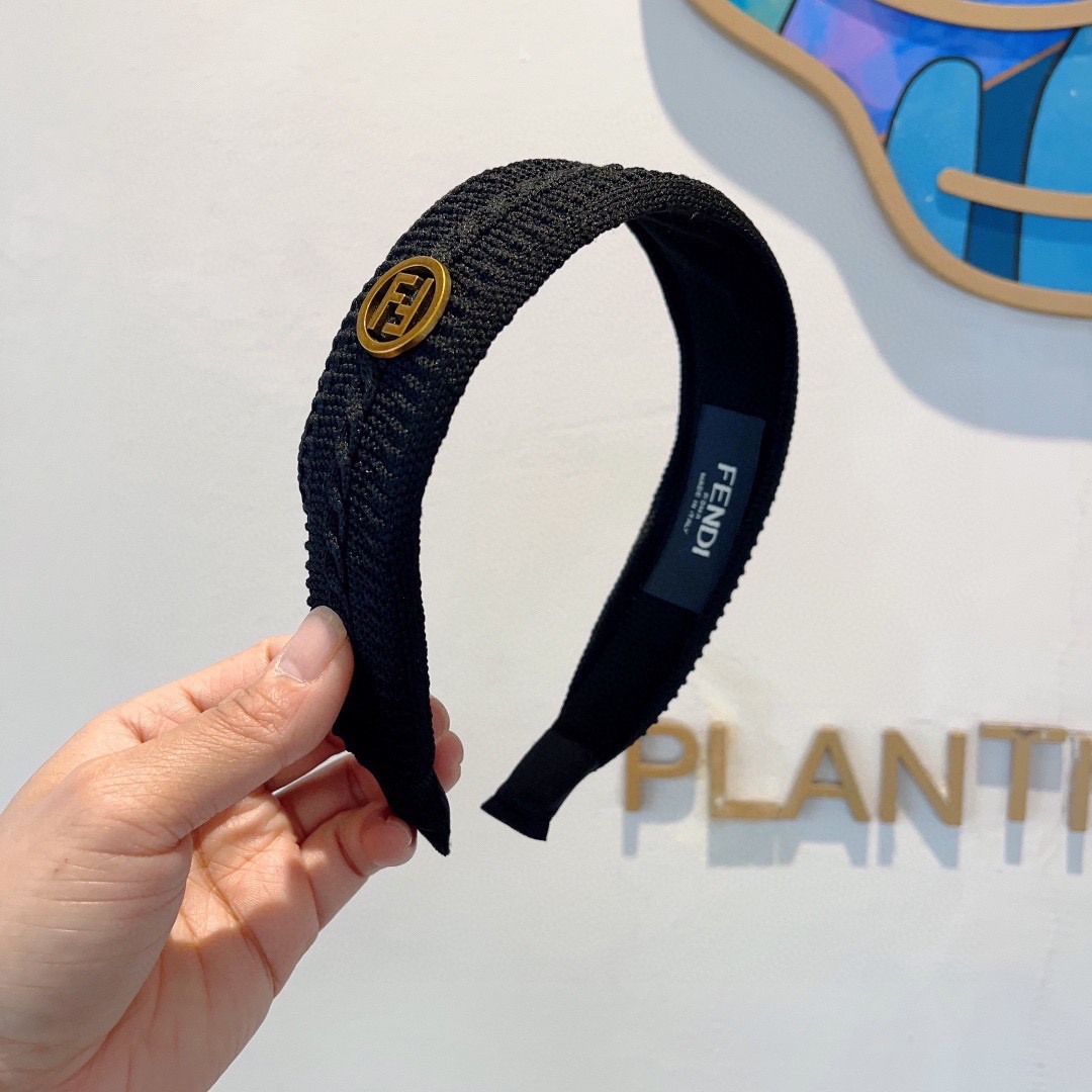NO:895181,Comes with packaging FENDI Fendi's hot new knitted fabric headband, wide version of the original item, simple and versatile, a must-have for trendy women, super classy!  hairpins,hairpins,fendi,fendi,hairpins19860909配包装 FENDI 芬迪 火爆新款针织面料发箍,宽版原单货, 简约百搭,潮女必备品,超级的高大上！发夹,发夹,fendi,fendi,hairpins,accessory