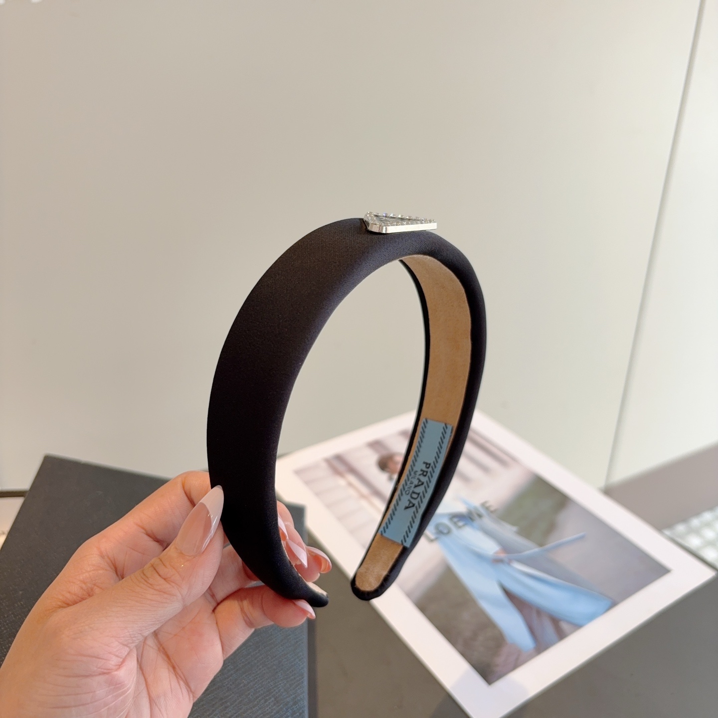 NO:895212,Comes with packaging PRADA (Prada) new trendy inverted triangle headband. A must-have item for the goddess of temperament. It is very versatile and fashionable. Wearing it will make you look classy. Hairpins, hairpins, prada, prada, hairpins19860909配包装 PRADA（普拉达） 倒三角新款潮流发箍.气质女神必备单品,非常百搭,时尚潮流, 戴上它满满的高大上.发夹,发夹,prada,prada,hairpins,accessory