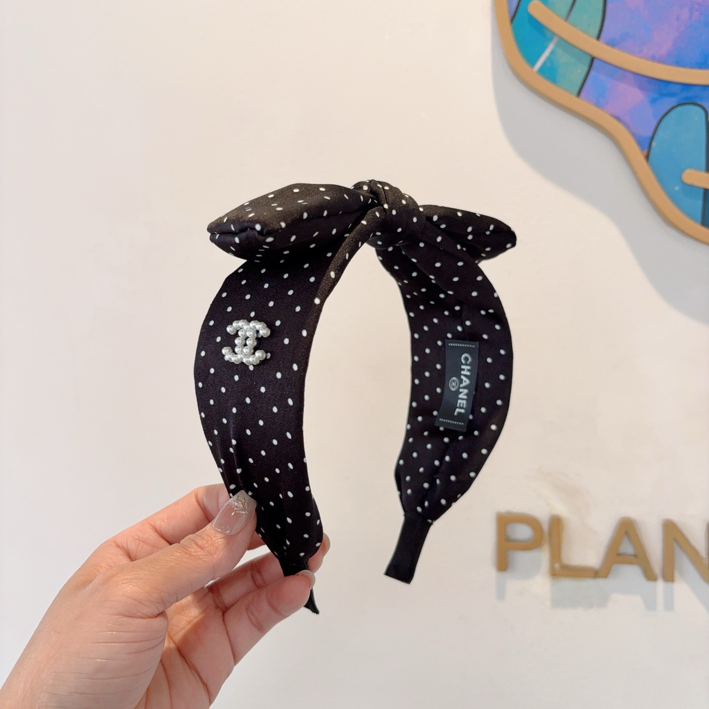 NO:895218,Comes with packaging CHANEL (Chanel) new exquisite polka-dot bow headband, retro internet celebrity headband with high-end materials, ultra-exquisite, fashionable and high-end versatile style. Hairpins, hairpins, chanel, chanel, hairpins19860909配包装 CHANEL（香奈儿）新款精美波点蝴蝶结发箍,复古网红头箍 搭配高端材质,超精致,时尚高级感百搭款.发夹,发夹,chanel,chanel,hairpins,accessory