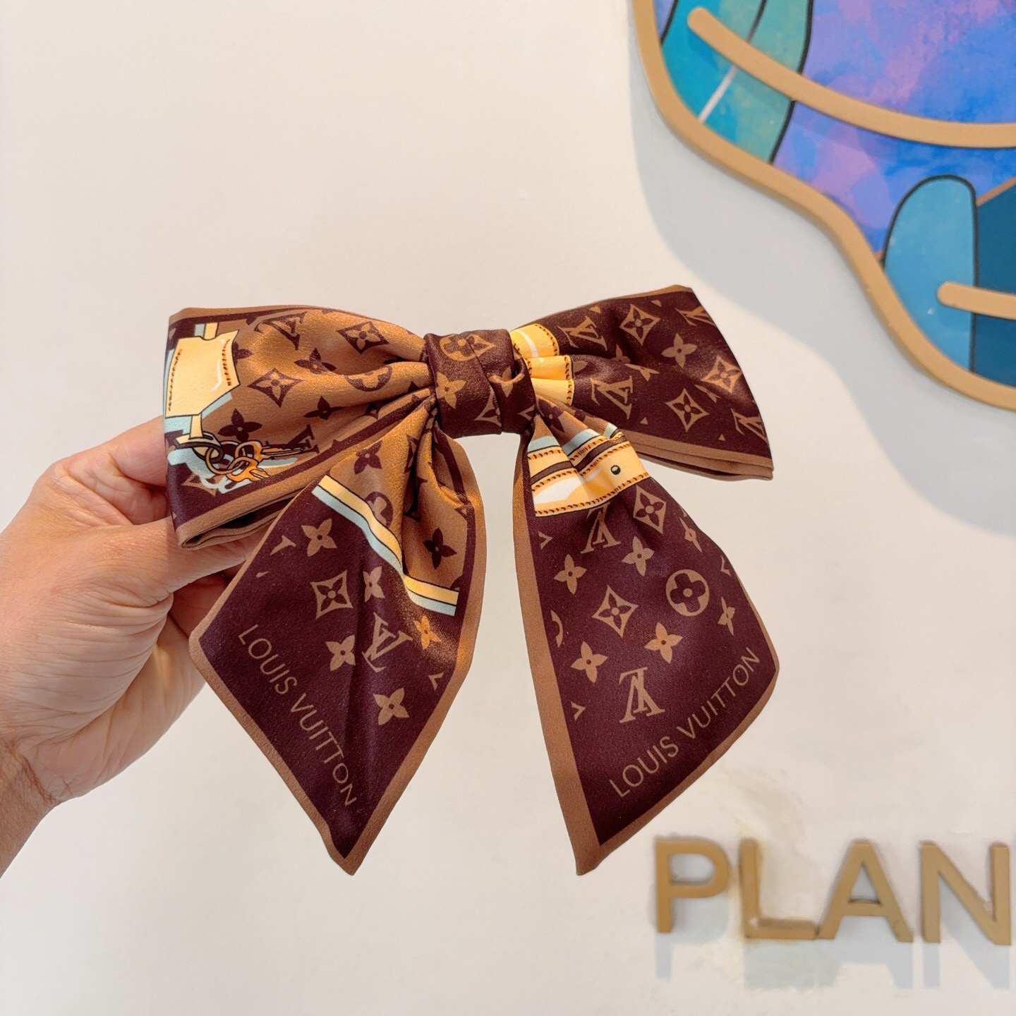 NO:895163,Comes with packaging LV (Louis Vuitton) Internet celebrity bow hairpin, slingshot clip and classic bow headdress, super versatile!  Recommendations on the blackboard will make you look like a famous brand in seconds!  hairpins,hairpins,louis vuitton,louis vuitton,hairpins19860909配包装 LV（路易威登）网红同款蝴蝶结发夹 弹弓夹 经典蝴蝶结头饰,超级百搭哦！敲黑板推荐,让你秒变大牌范儿！发夹,发夹,louis vuitton,louis vuitton,hairpins,accessory