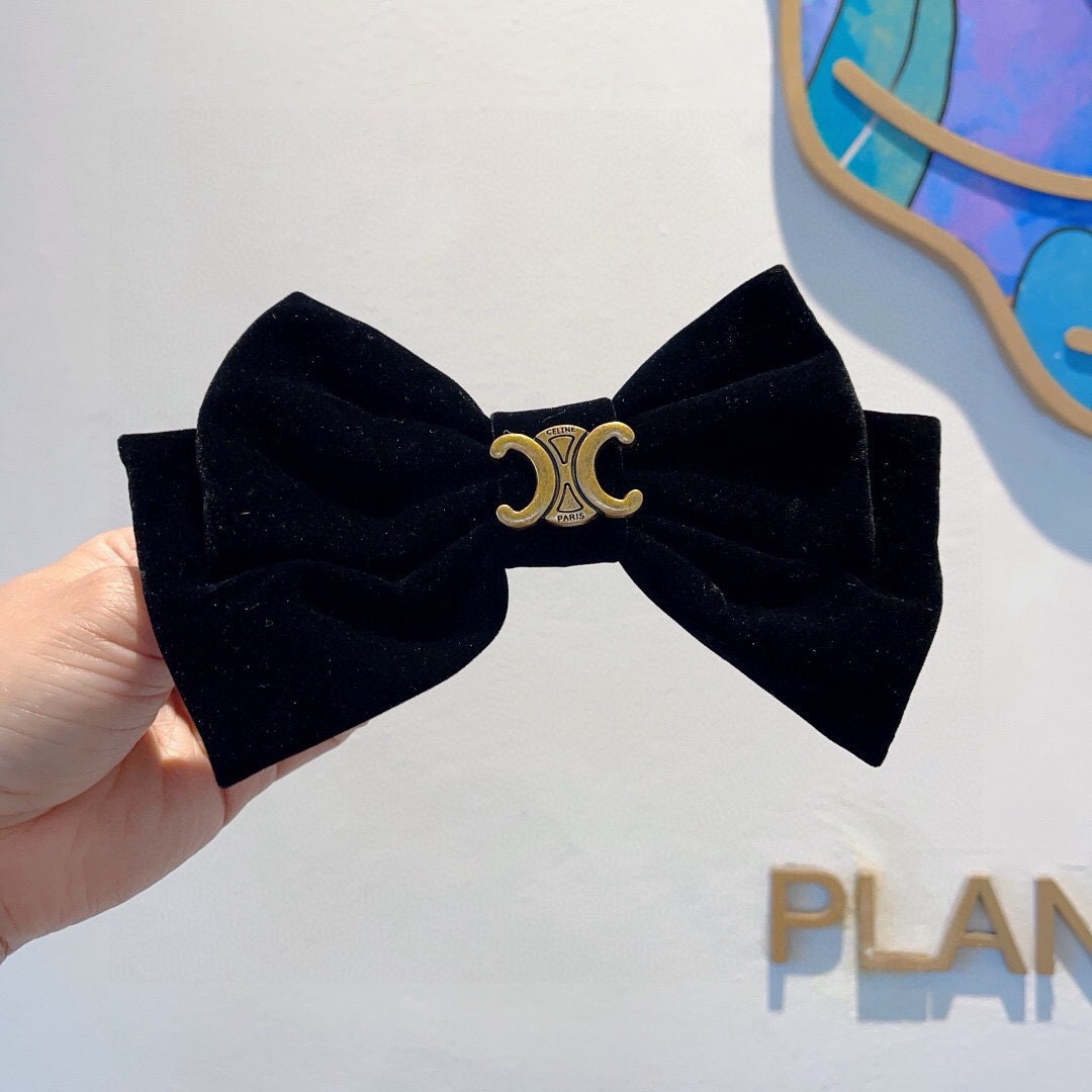 NO:895073,Comes with packaging CELINE Arc de Triomphe's new flocked hair clip, classic letter big bow spring clip, super exquisite, will definitely go viral if you repost it!  Counter-shipped hairpins, hairpins, celine, celine, hairpins19860909配包装 CELINE 赛琳 凯旋门新款植绒发夹,经典字母大蝴蝶结弹簧夹, 超精致,转图必爆哈！专柜出货发夹,发夹,celine,celine,hairpins,accessory
