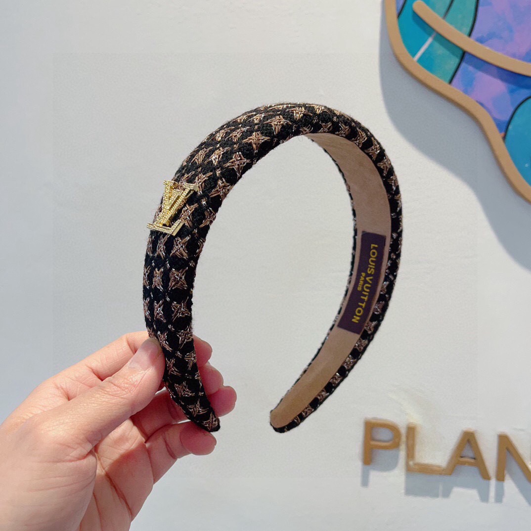 NO:895077,Comes with packaging LV Louis Vuitton's hot new Korean style fabric plaid headband, fashionable headband, the latest style of Internet celebrities is coming, fashionable and versatile, a must-have for goddesses!  hairpins,hairpins,louis vuitton,louis vuitton,hairpins19860909配包装 LV 路易威登 火爆新款韩版布艺格子发箍,时尚头箍,网红最新款来袭时尚百搭,女神必入！发夹,发夹,louis vuitton,louis vuitton,hairpins,accessory