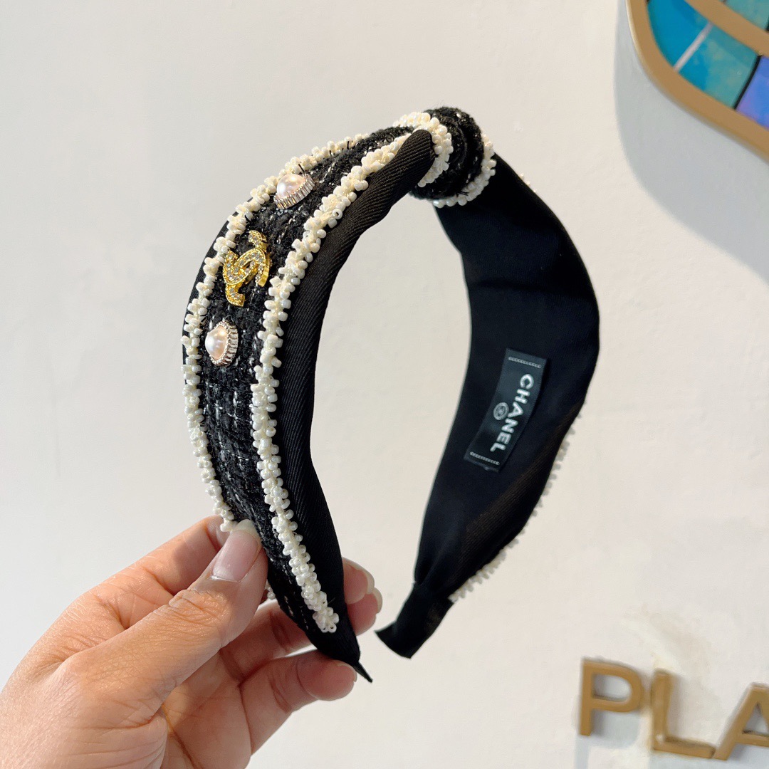 NO:895093,Comes with packaging CHANEL (Chanel) new wide-brimmed headband with exquisite letters, retro internet celebrity hot headband, matched with high-end materials, ultra-exquisite, fashionable and high-end, versatile style. Hairpins, hairpins, chanel, chanel, hairpins19860909配包装 CHANEL（香奈儿）新款精美字母宽边发箍,复古网红爆款头箍 搭配高端材质,超精致,时尚高级感百搭款.发夹,发夹,chanel,chanel,hairpins,accessory