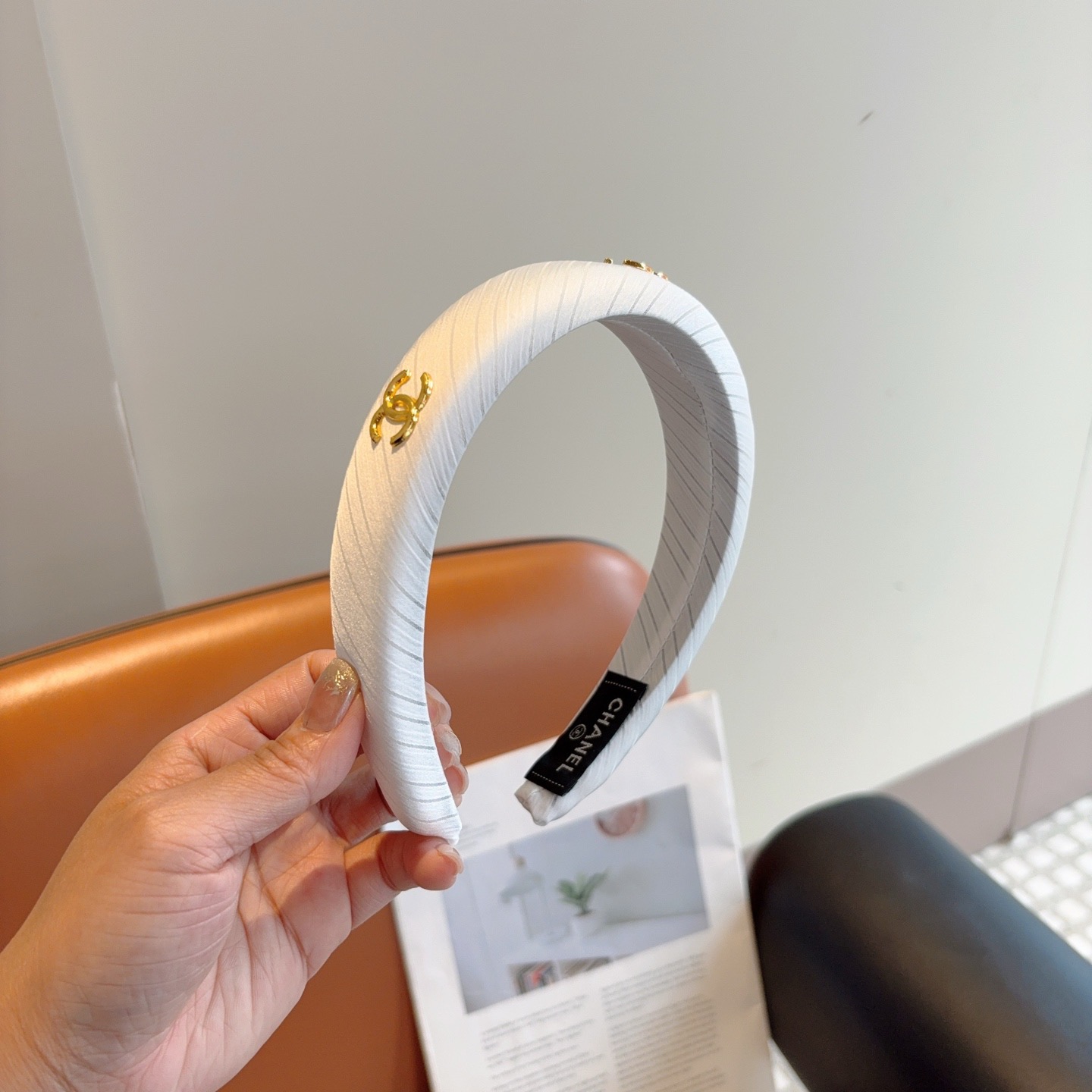 NO:895120,Comes with packaging CHANEL (Chanel) new exquisite letter headband, retro Internet celebrity popular headband with high-end materials, ultra-exquisite, fashionable and high-end versatile style. Hairpins, hairpins, chanel, chanel, hairpins19860909配包装 CHANEL（香奈儿）新款精美字母发箍,复古网红爆款头箍 搭配高端材质,超精致,时尚高级感百搭款.发夹,发夹,chanel,chanel,hairpins,accessory