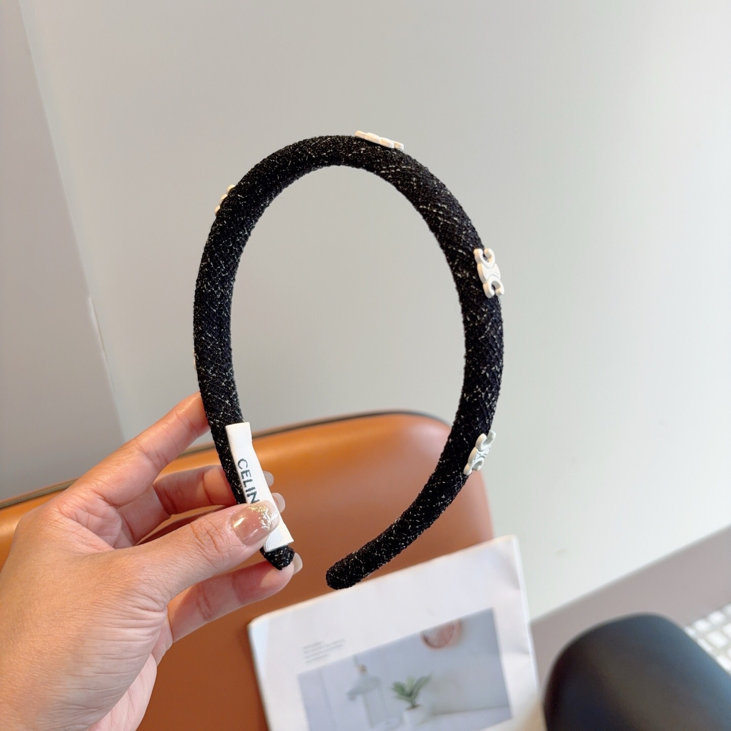 NO:895068,Comes with packaging CELINE Internet celebrity popular headband, comfortable and stress-free to wear, a must-have for styling!  Very fashionable and versatile!  A must-have for goddesses!  Celebrity style. Hairpins, hairpins, celine, celine, hairpins19860909配包装 CELINE（赛琳）网红爆款发箍,佩戴舒适无压力,造型搭配必备！非常时尚百搭！女神必备！名媛范儿.发夹,发夹,celine,celine,hairpins,accessory